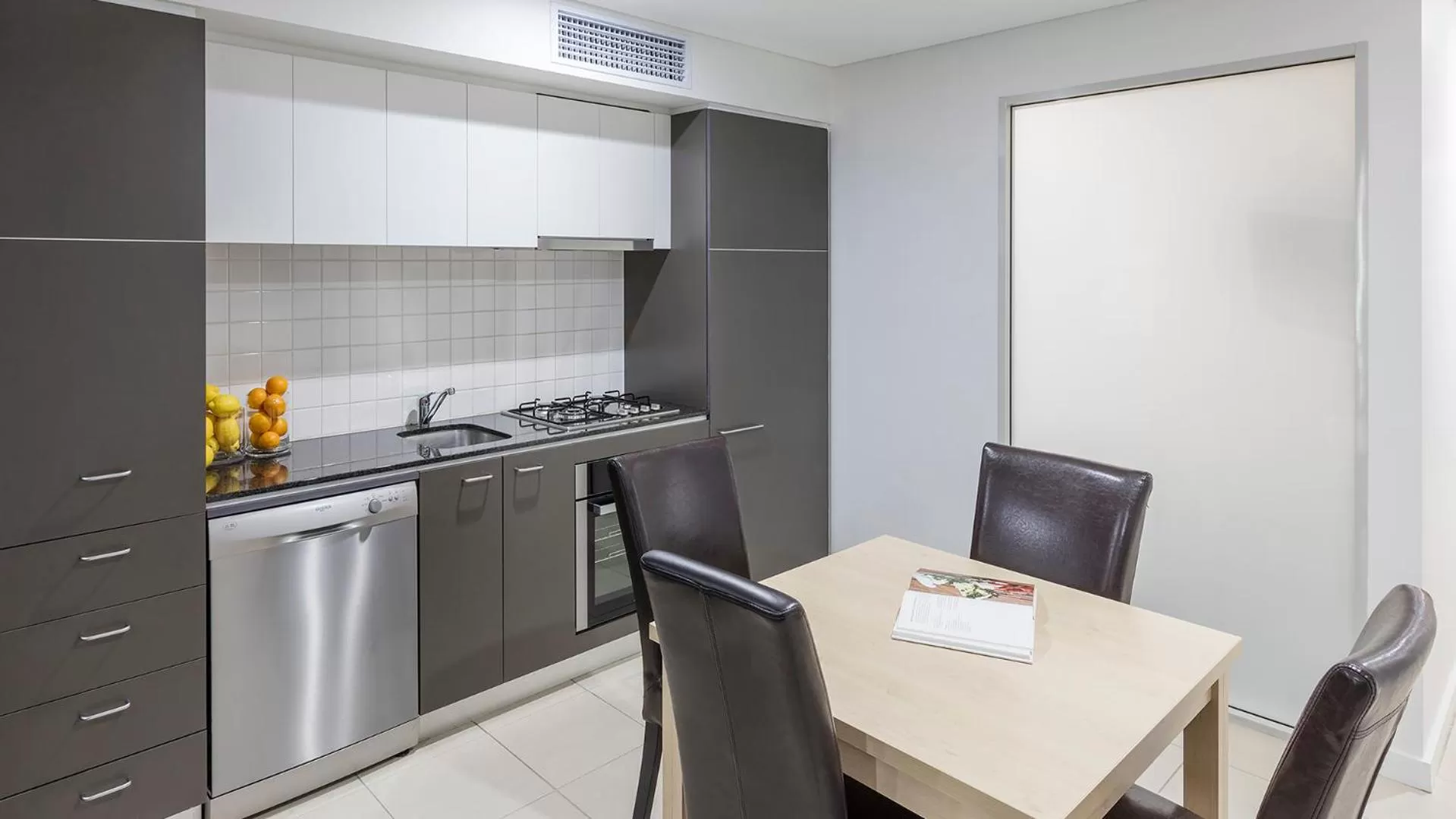 Kitchen or kitchenette in Oaks Adelaide Embassy Suites