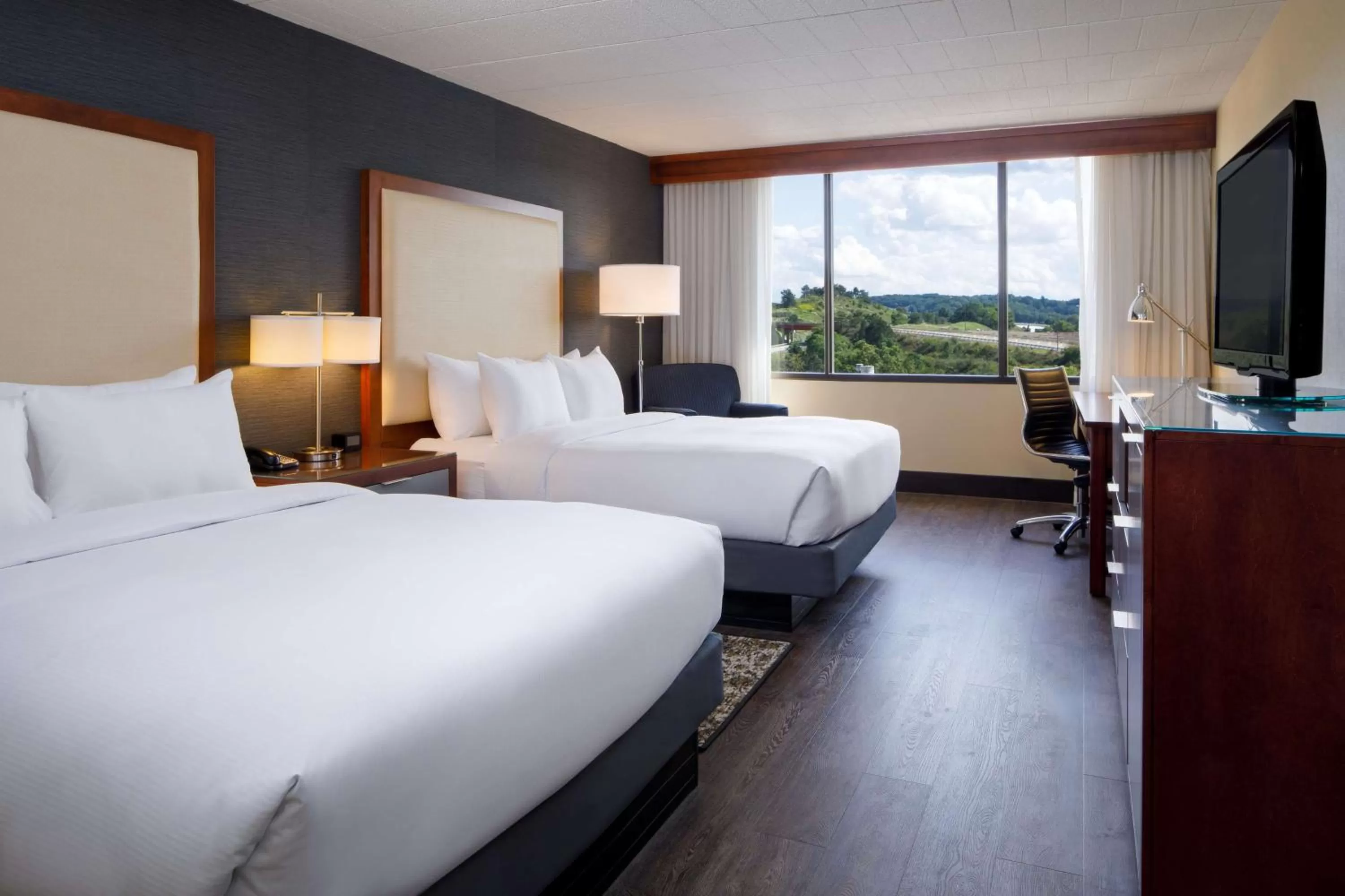 Bedroom, Bed in DoubleTree by Hilton Pittsburgh - Cranberry