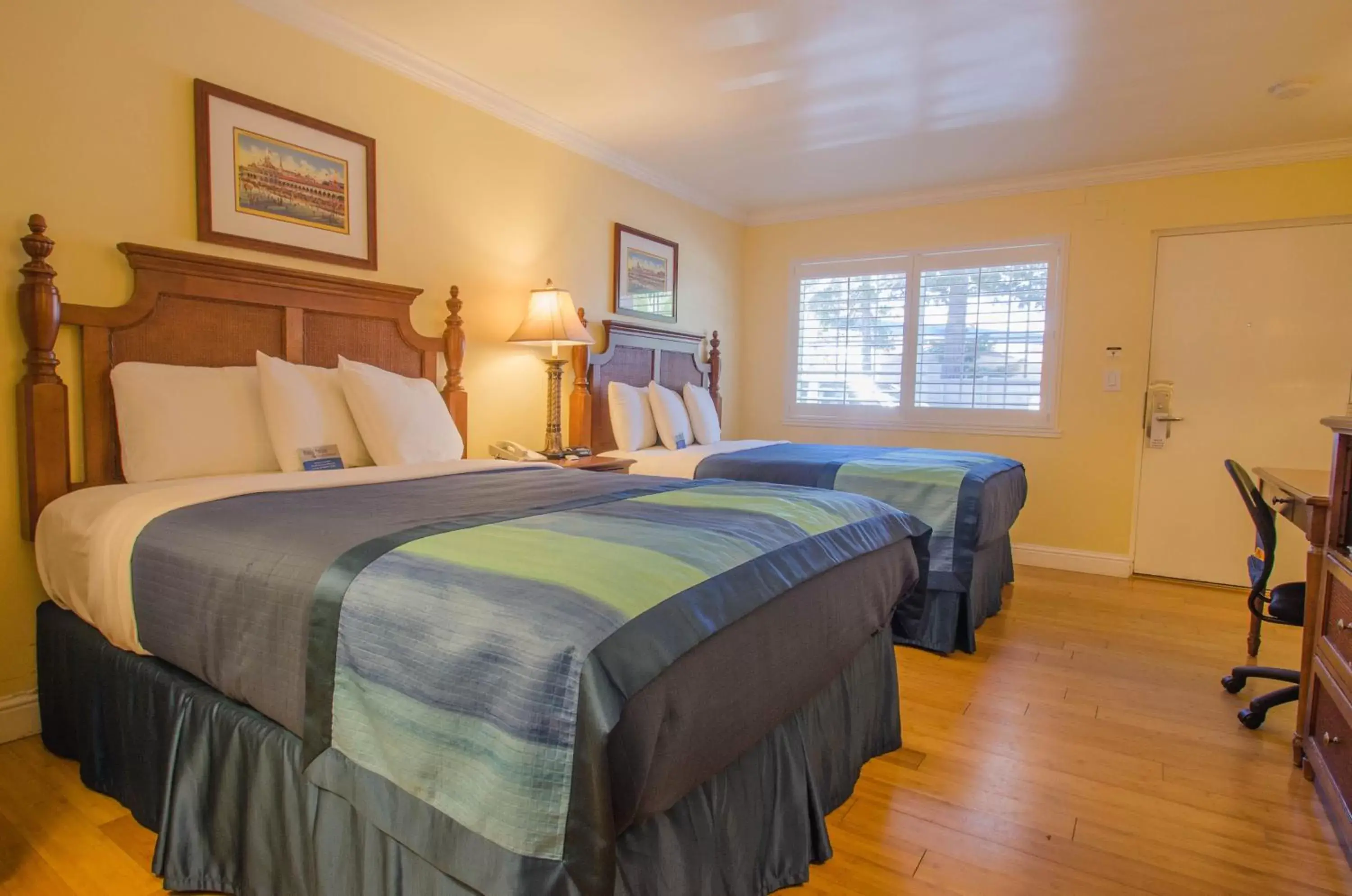 Photo of the whole room, Bed in Continental Inn Photo of the whole room, Bed in Continental Inn