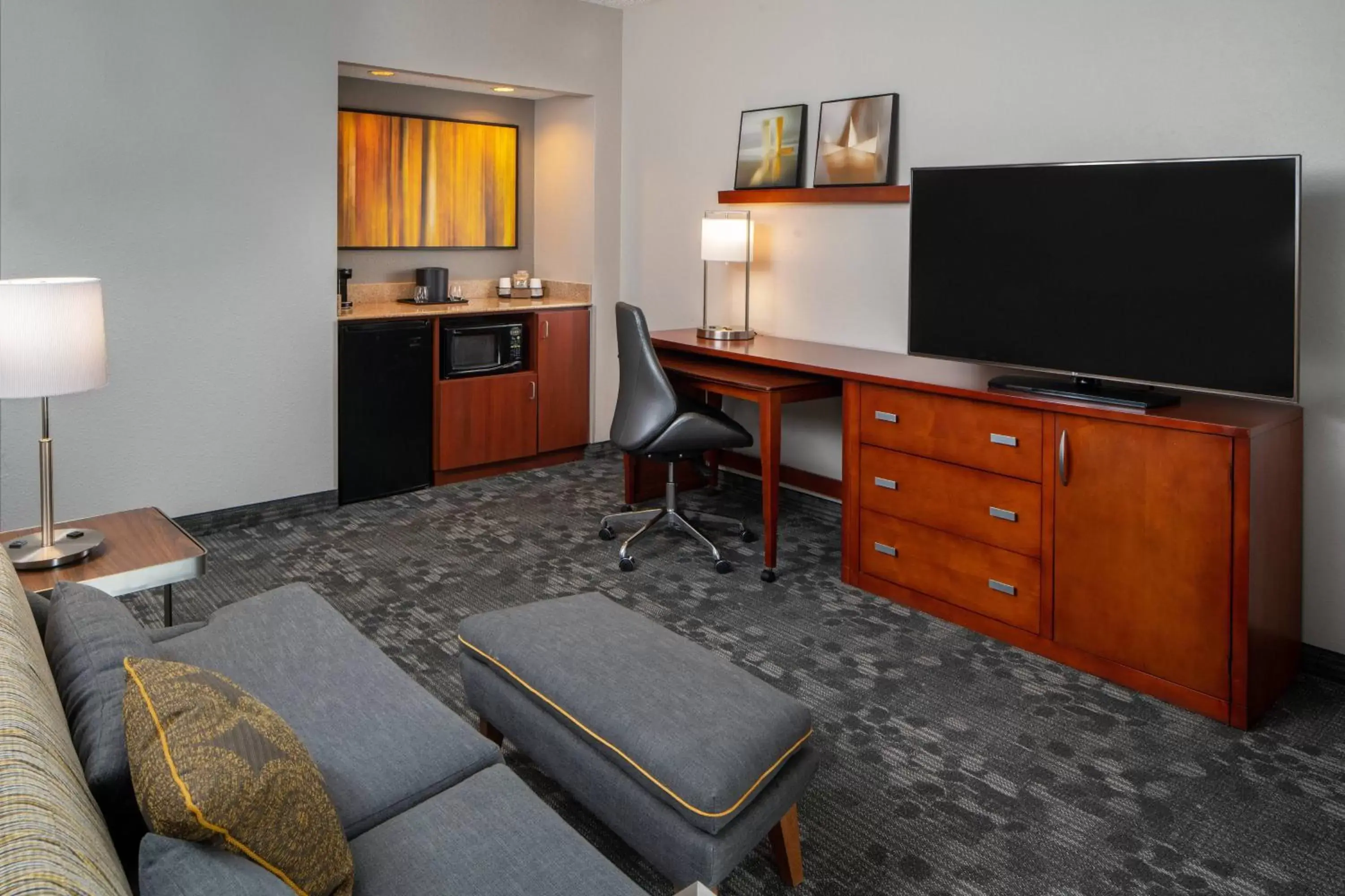 Living room, TV/Entertainment Center in Courtyard by Marriott Nashville Airport