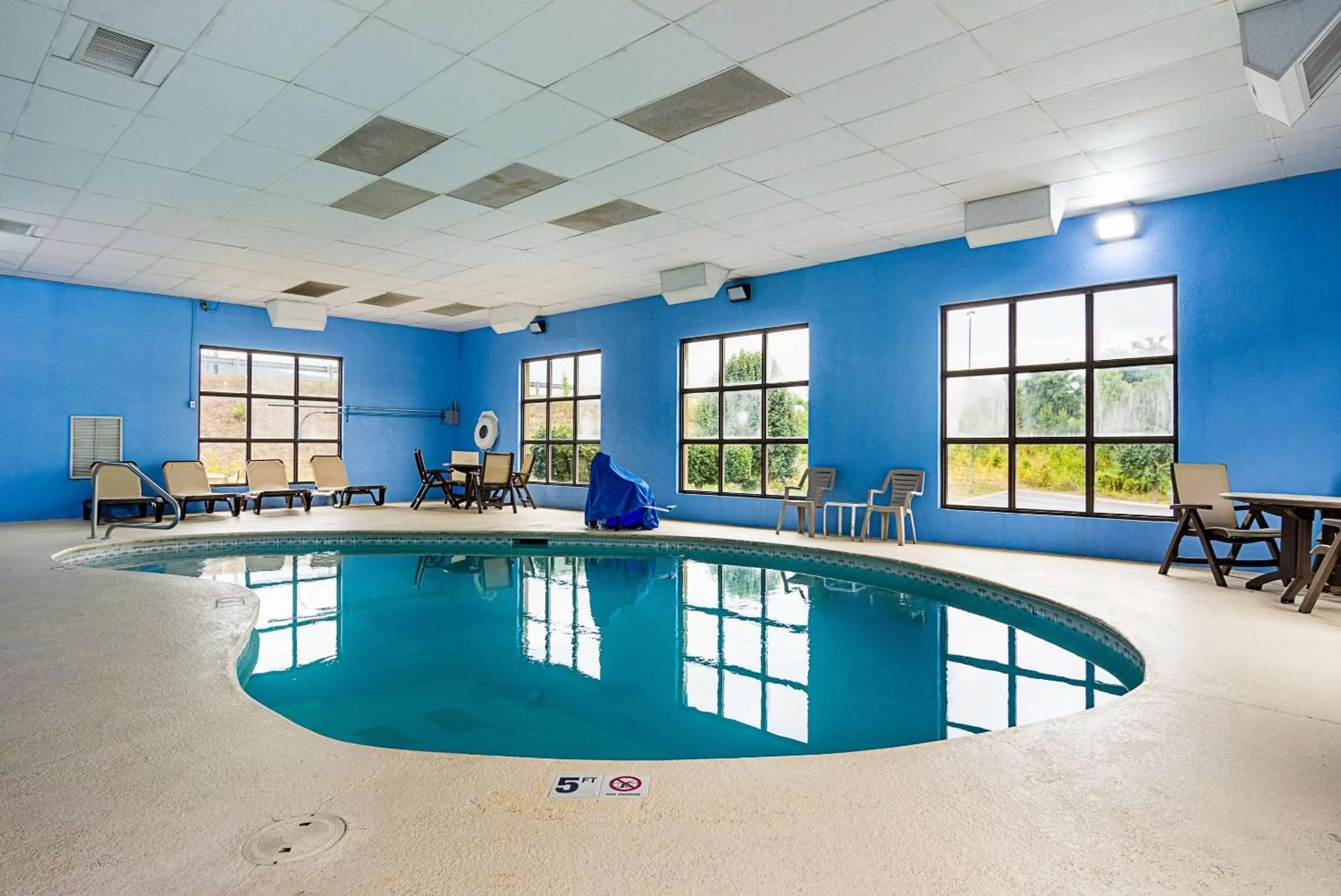 Swimming pool in Quality Inn & Suites Chattanooga West near Lookout Mountain