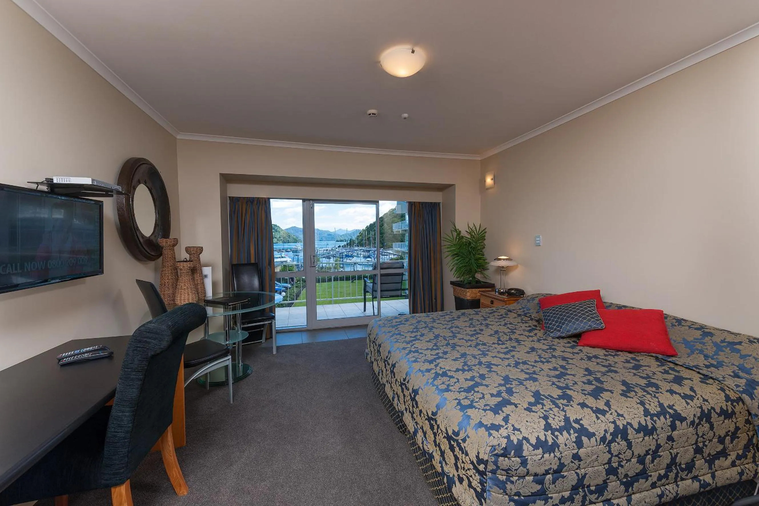Photo of the whole room, Bed in Beachcomber Inn Picton