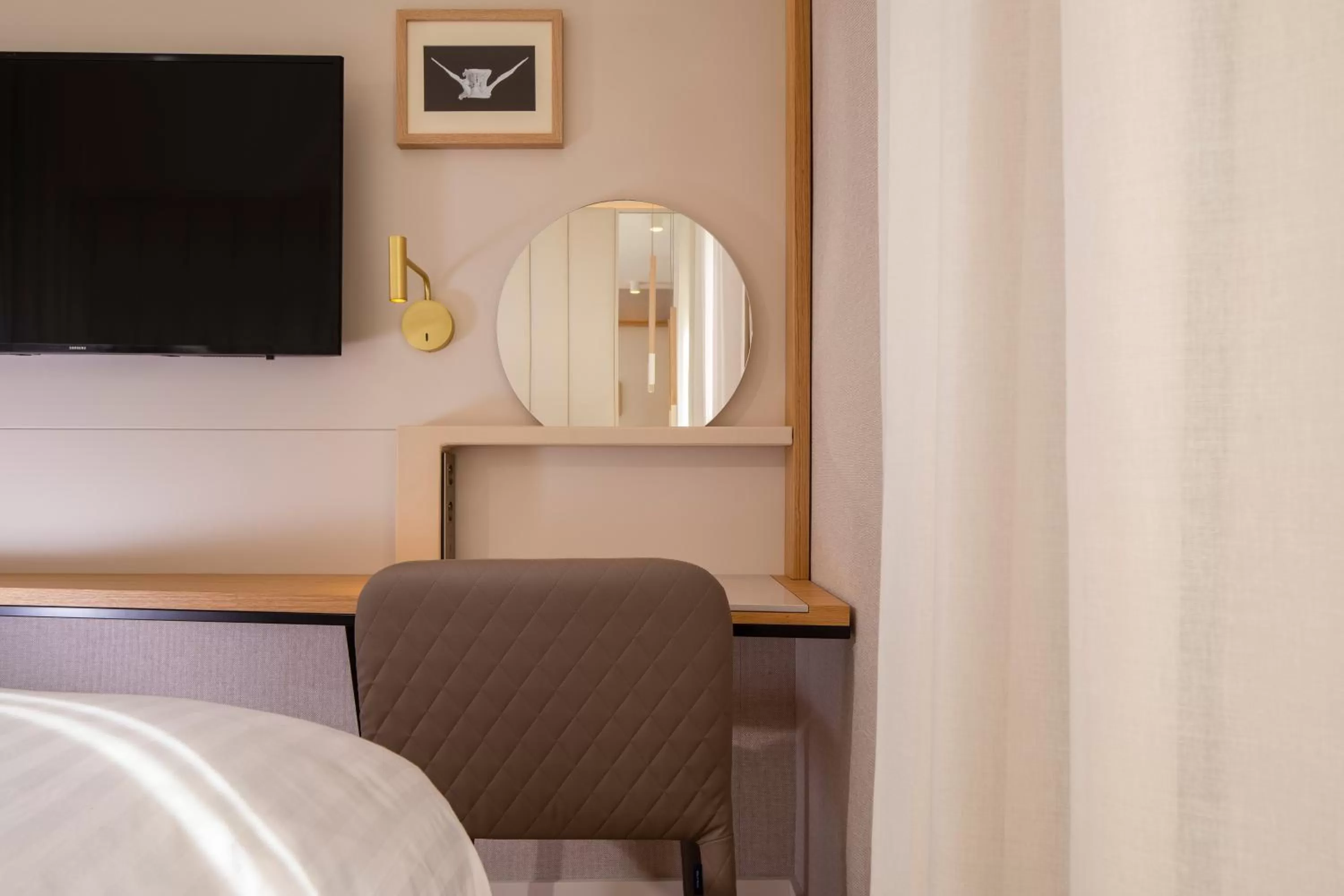 Bedroom, Bed in Hôtel Beige