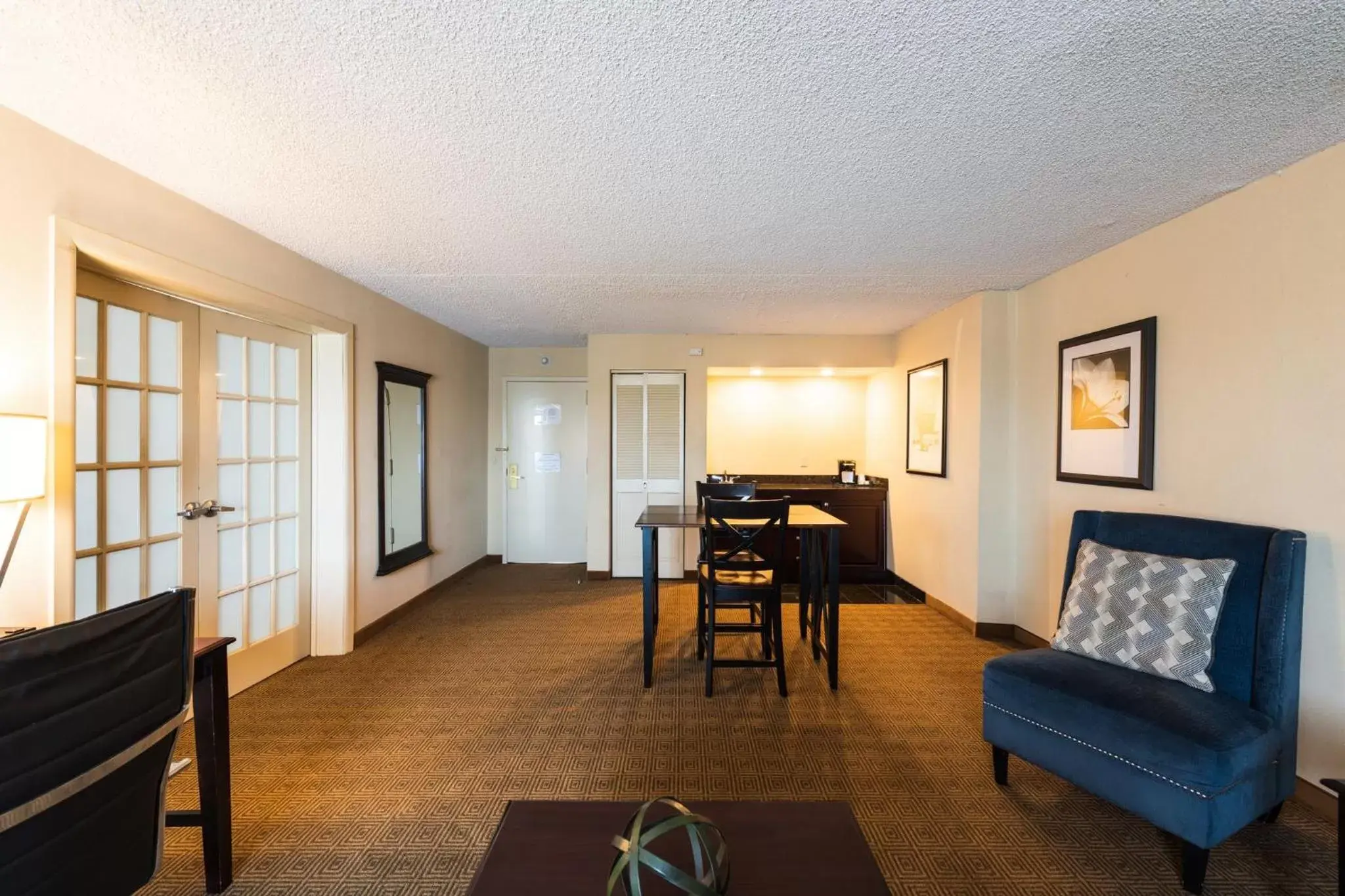 Photo of the whole room, Seating Area in Holiday Inn South Plainfield-Piscataway, an IHG Hotel