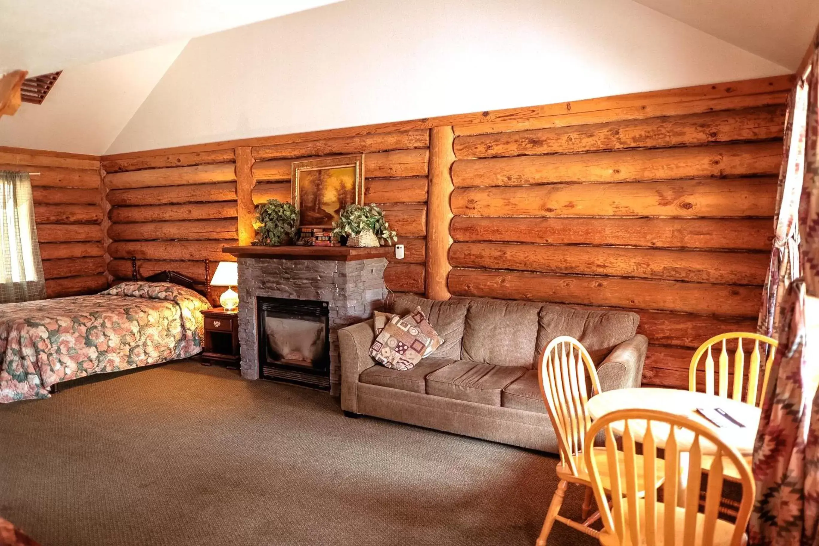 Queen Suite in Bear Creek Cabins Queen Suite in Bear Creek Cabins