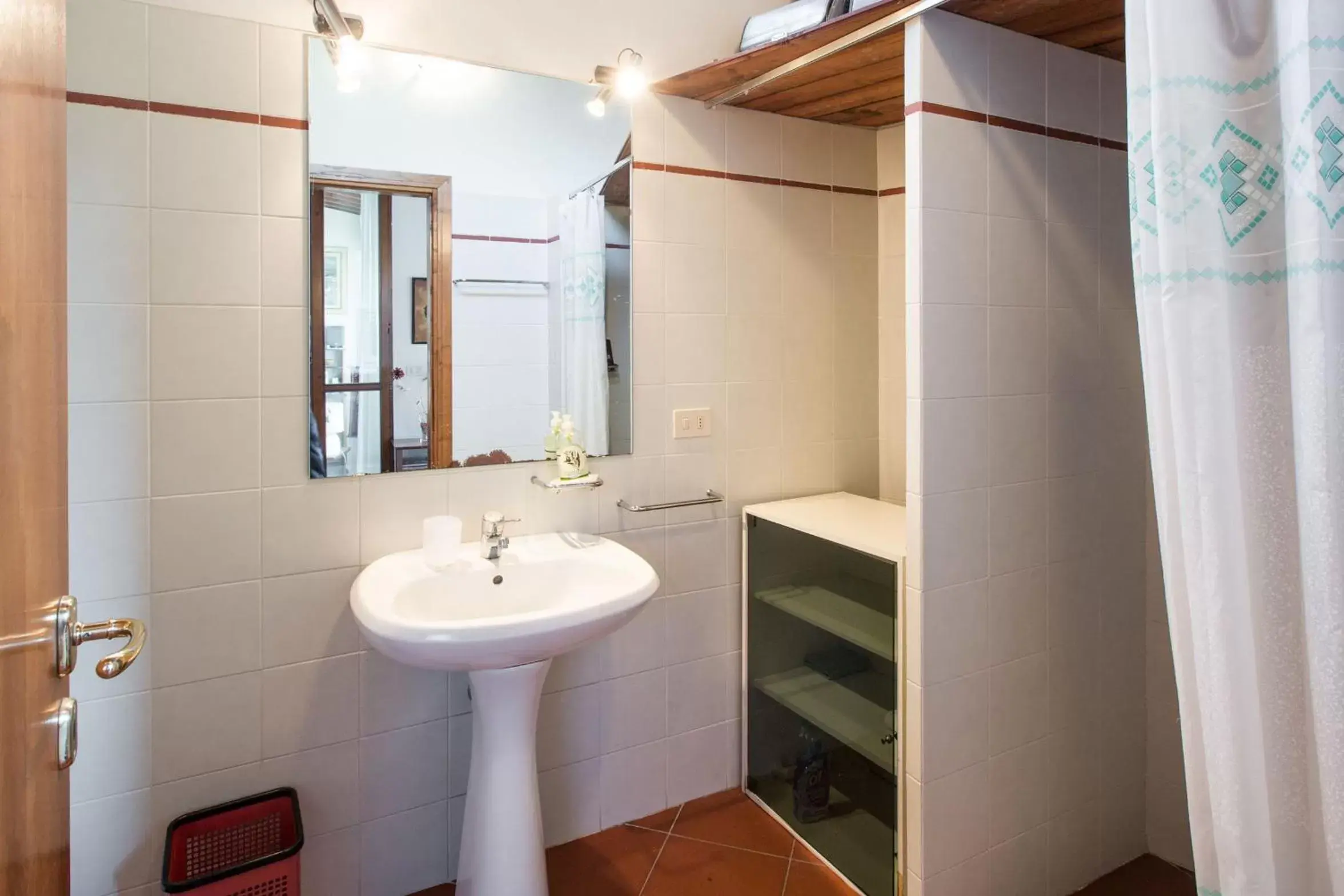 Bathroom in Independent loft on Florence's hills