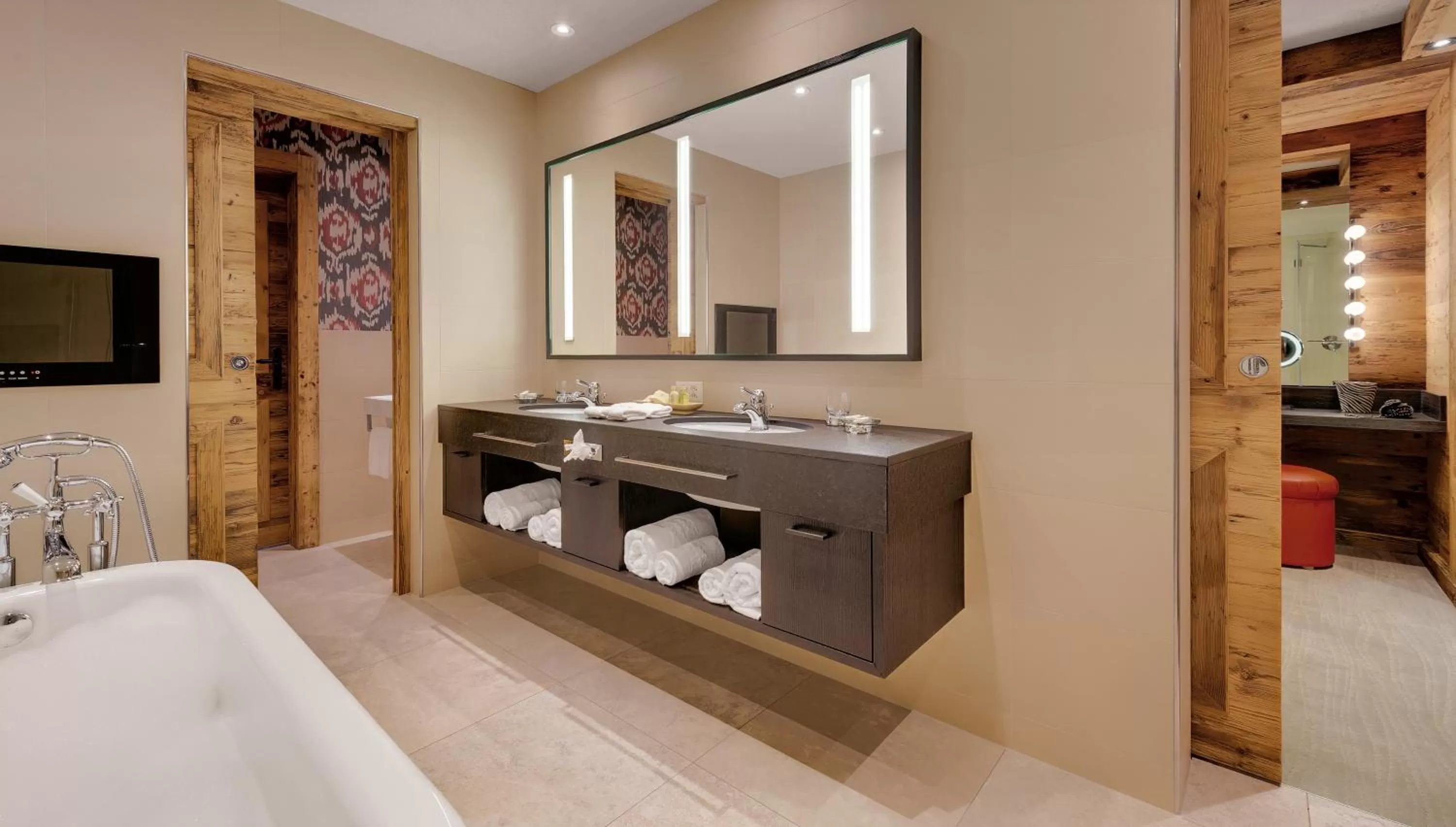 Bathroom, Bed in Morosani Schweizerhof