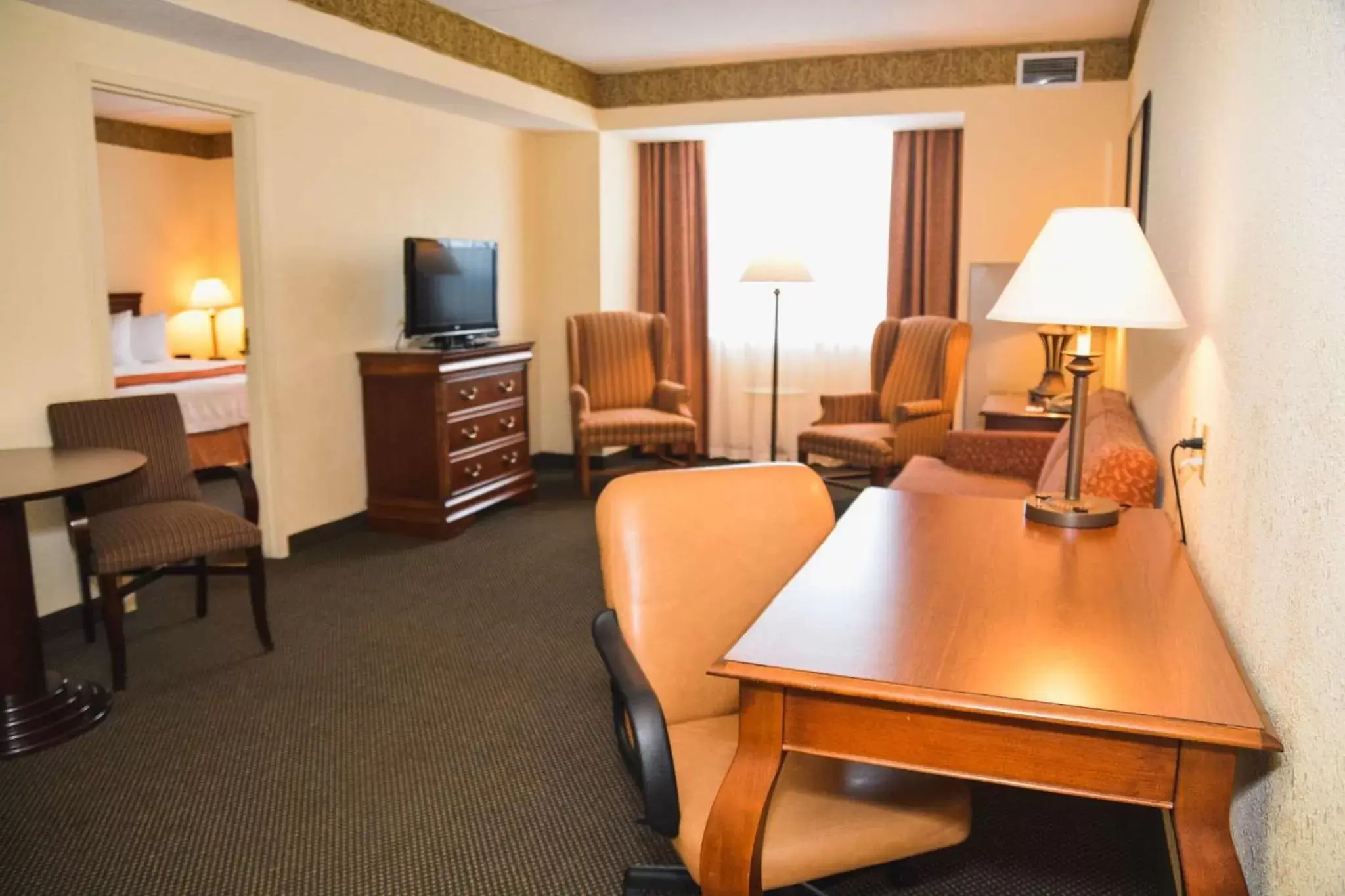 Photo of the whole room, TV/Entertainment Center in Country Inn & Suites by Radisson, London South, ON