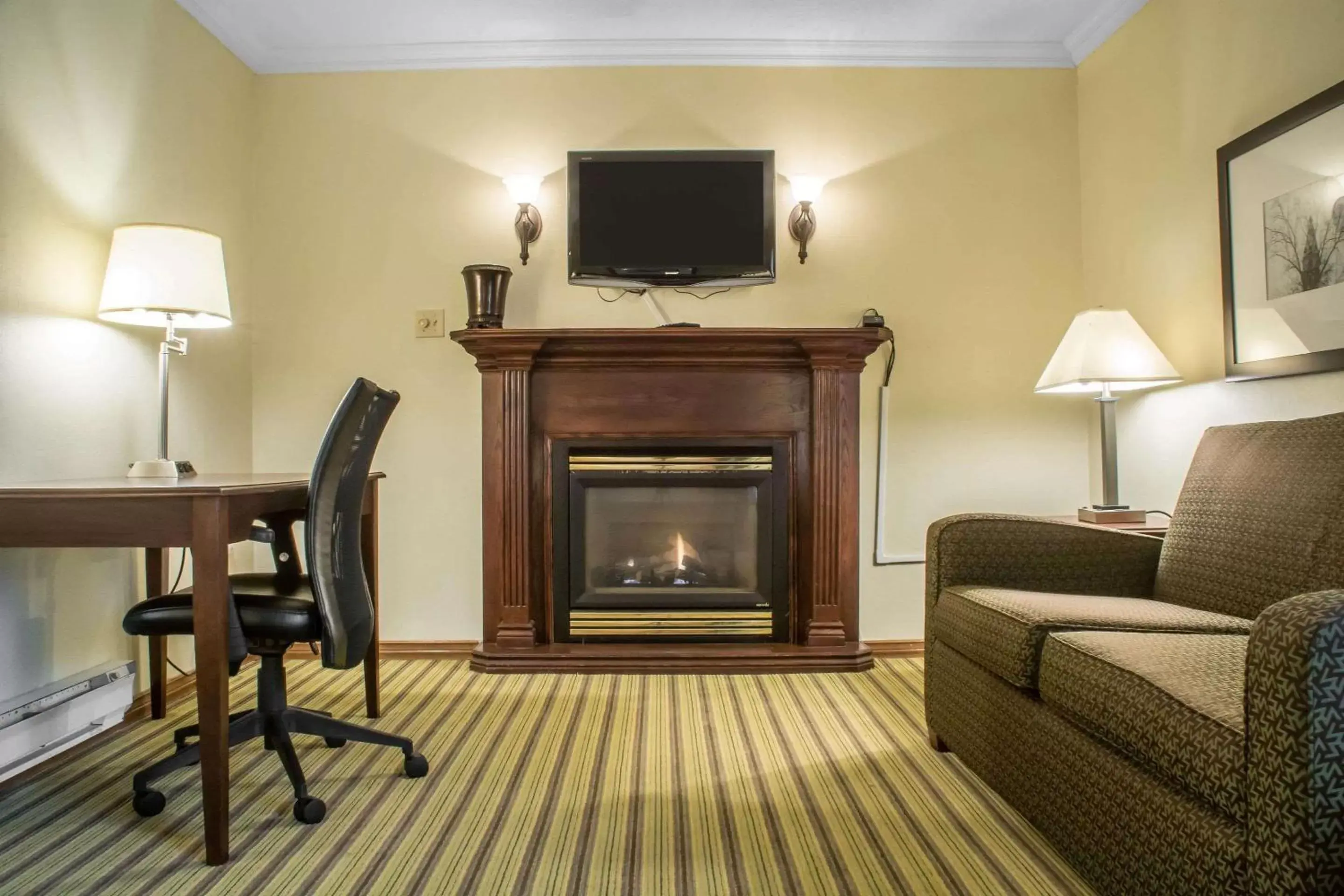 Photo of the whole room, TV/Entertainment Center in Quality Inn Peterborough