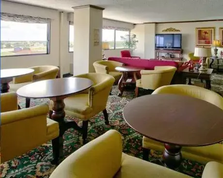 Lobby or reception, Lounge/Bar in MCM Eleganté Hotel & Conference Center