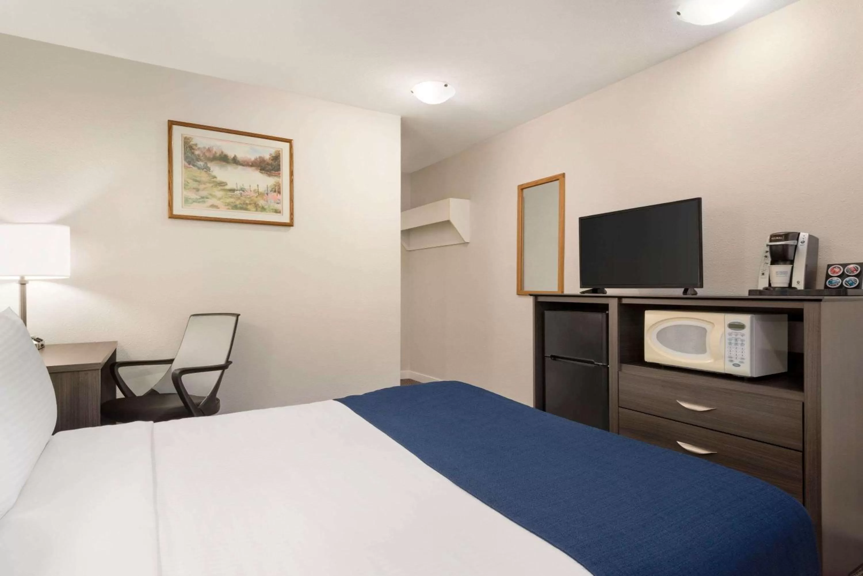 Photo of the whole room, Bed in Travelodge by Wyndham McBride