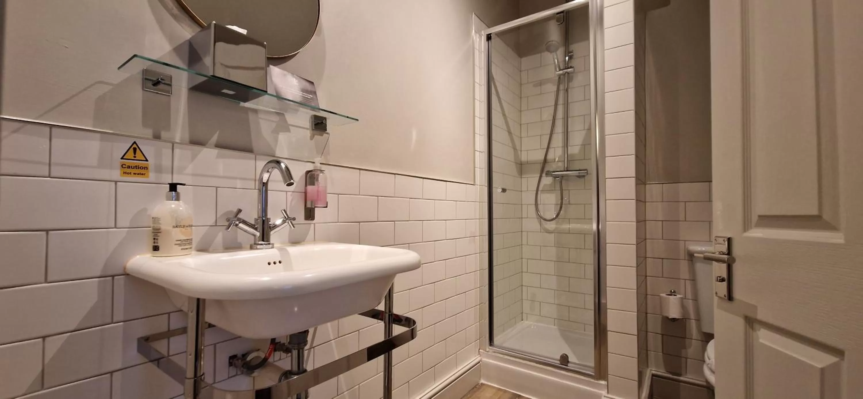 Shower in The Cross-Keys Hotel