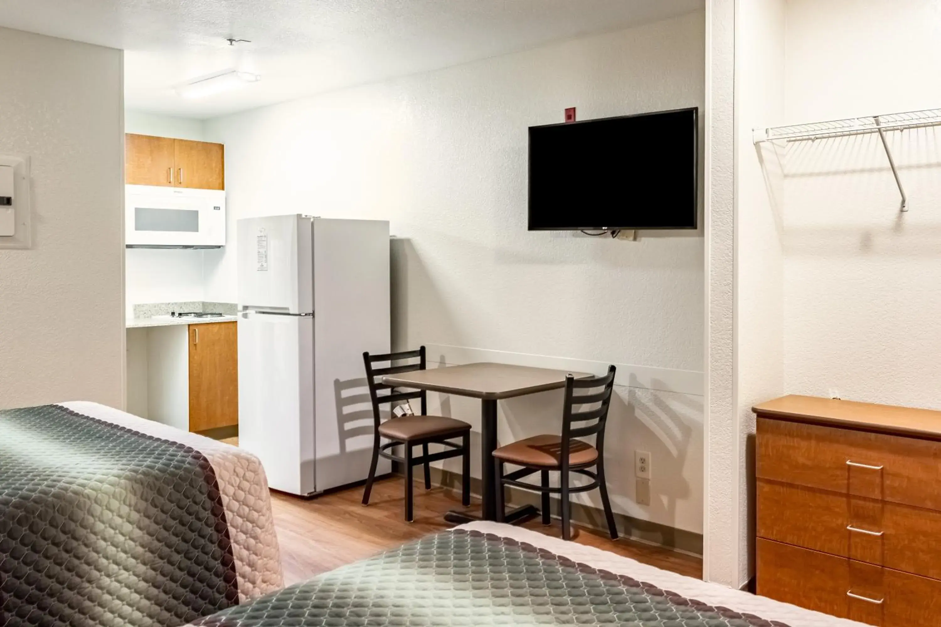 Photo of the whole room, TV/Entertainment Center in HomeTowne Studios by Red Roof Eugene - Springfield