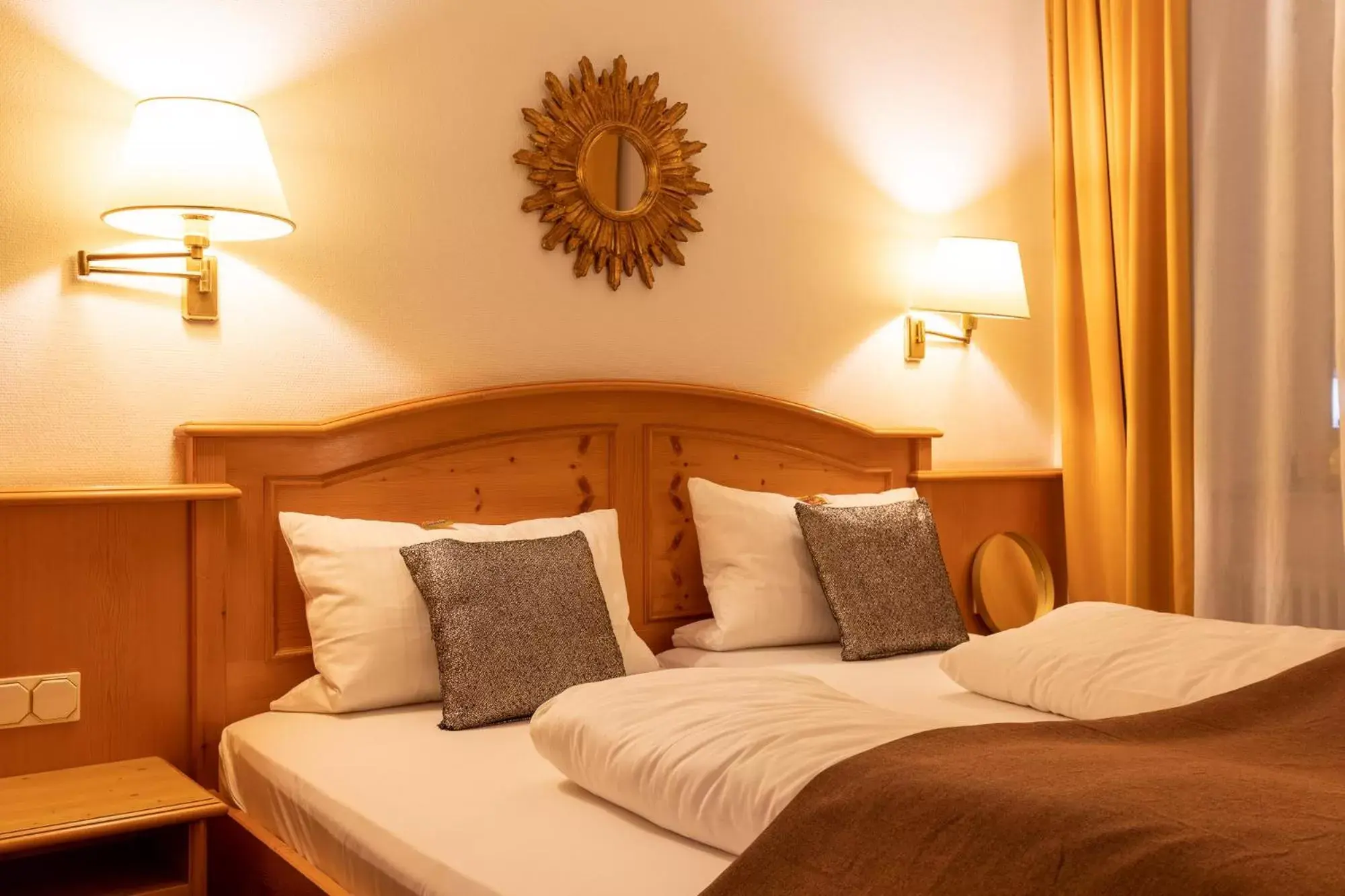 Bed in Hotel Restaurant Grüner Baum und Altes Tor