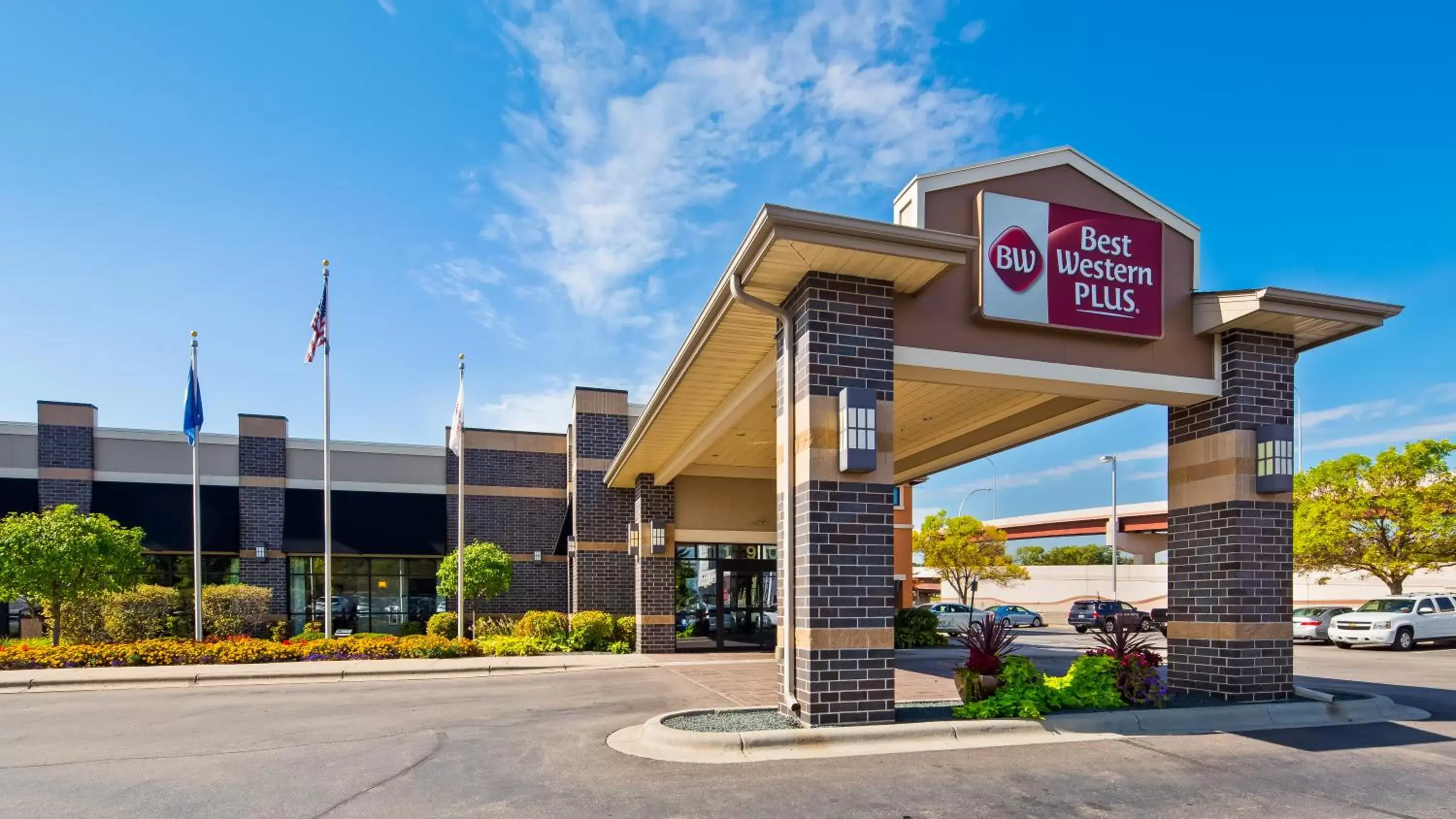 Property Building in Best Western Plus Bloomington Hotel