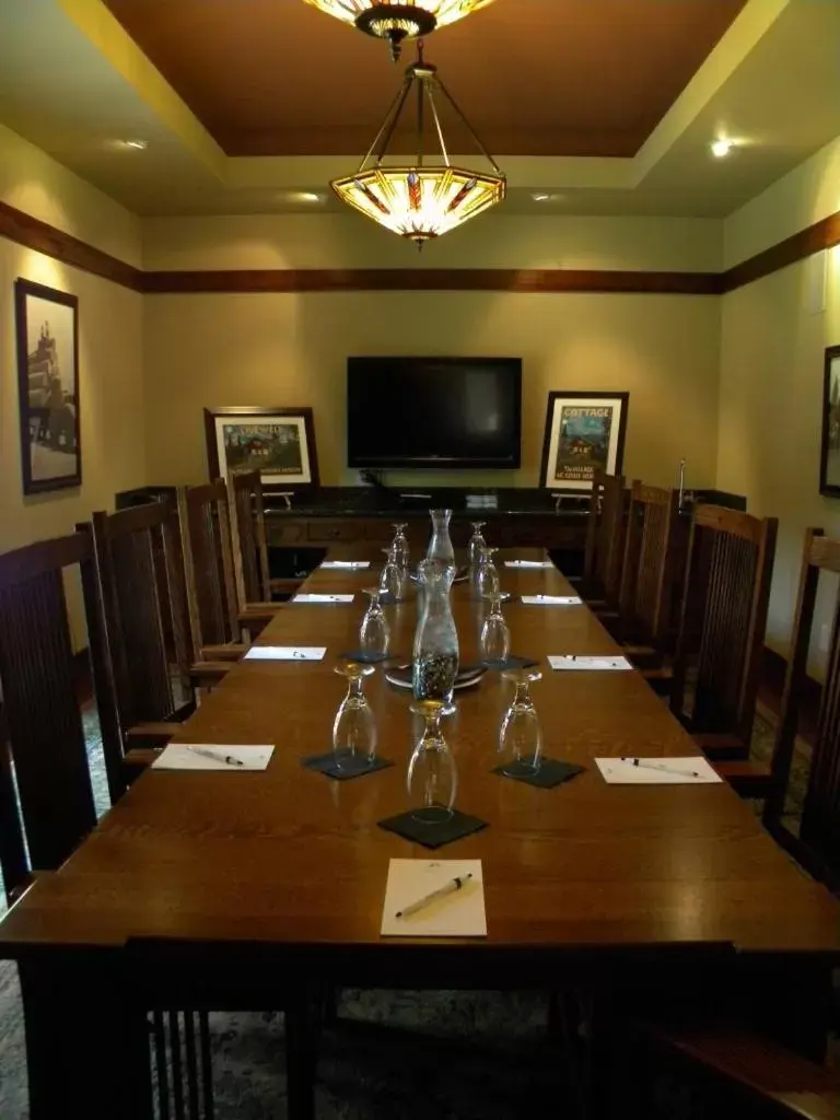 Meeting/conference room in FivePine Lodge