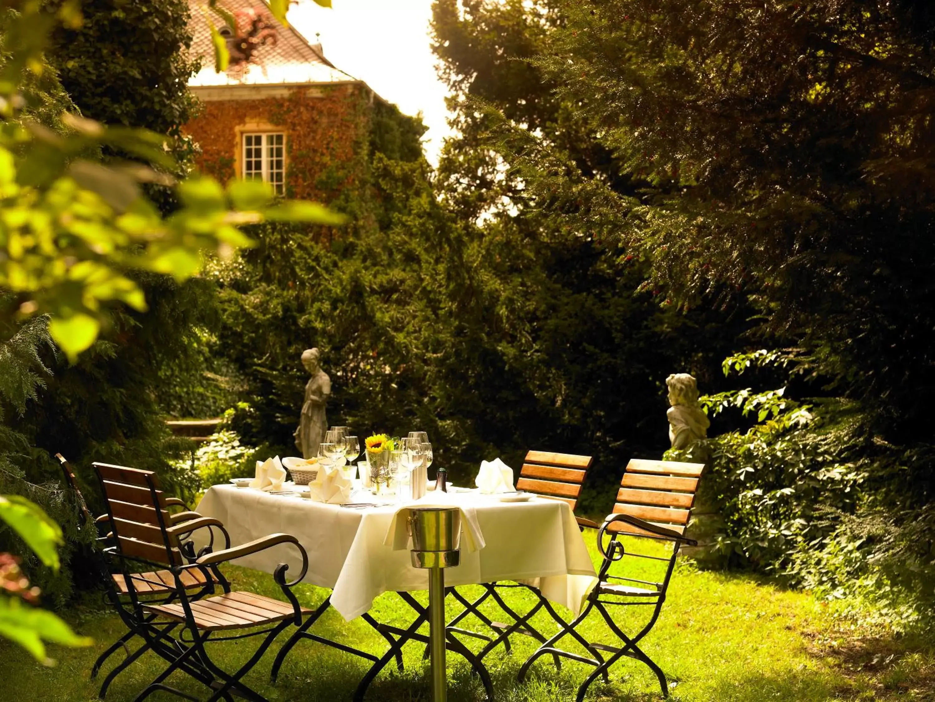 Garden, Restaurant/Places to Eat in Hotel Schloss Edesheim