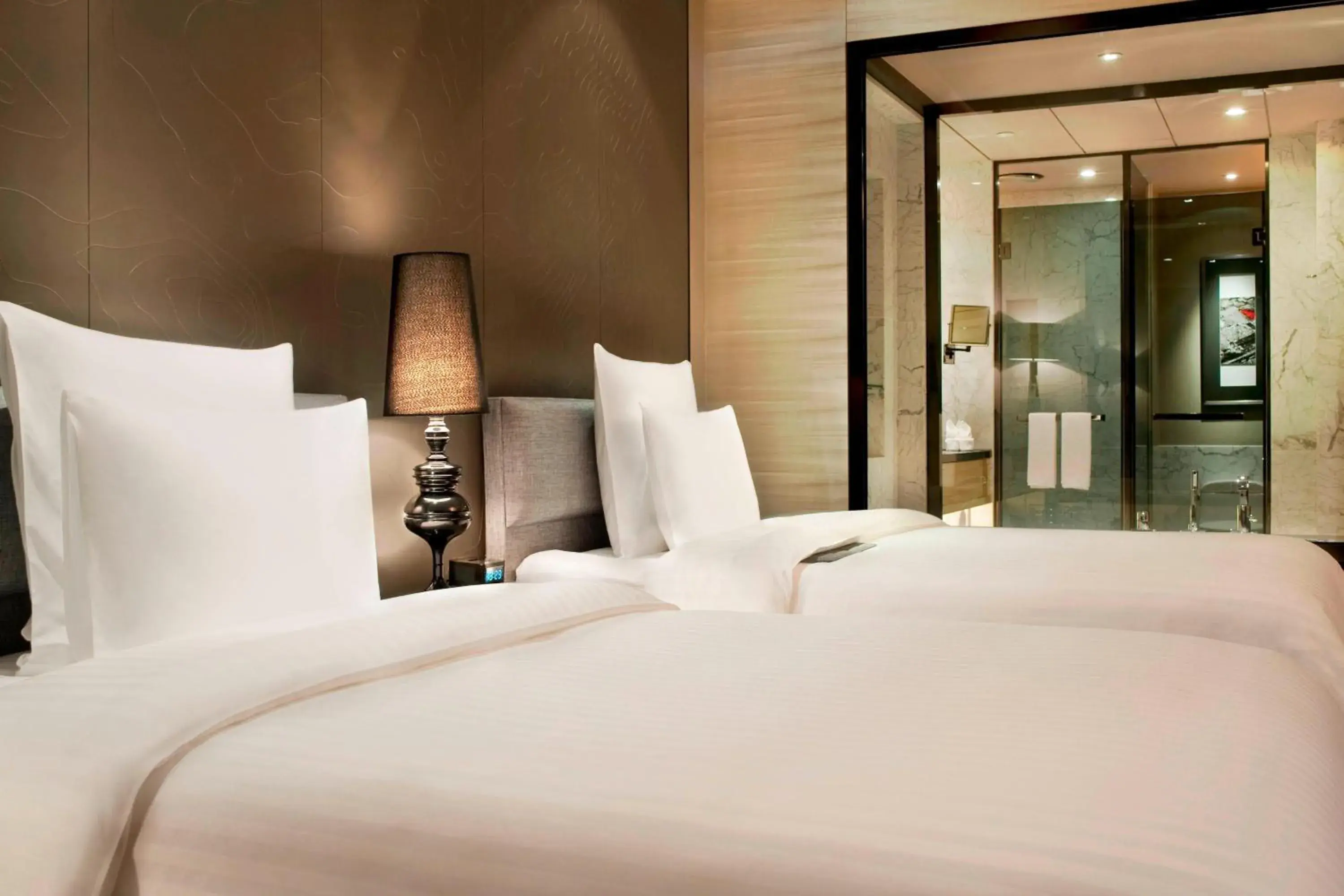 Photo of the whole room, Bed in Le Meridien Chongqing Nan'an