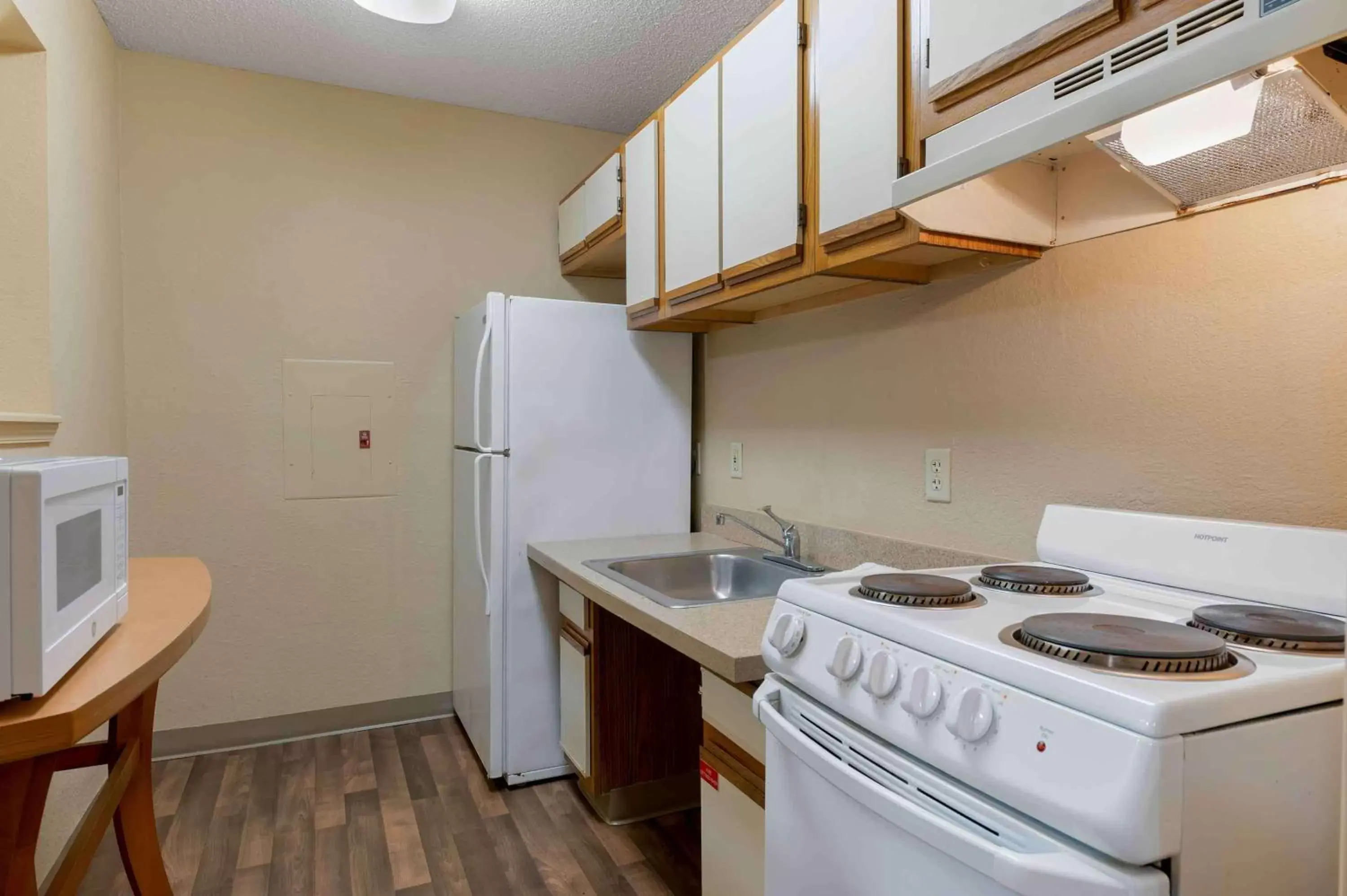 Bedroom, Kitchen/Kitchenette in Extended Stay America Suites - Cleveland - Great Northern Mall