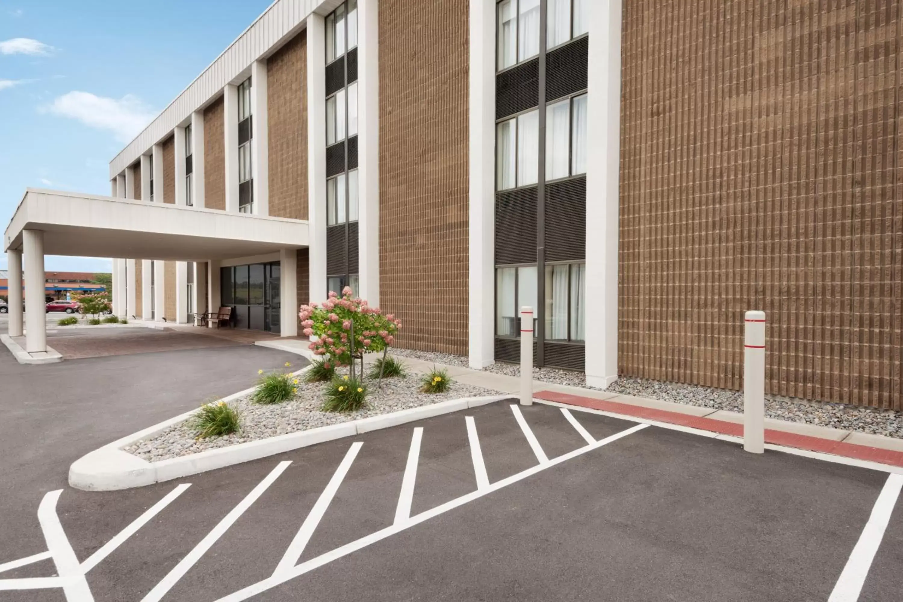 Facade/entrance, Property Building in Super 8 by Wyndham Liverpool/Syracuse North Airport