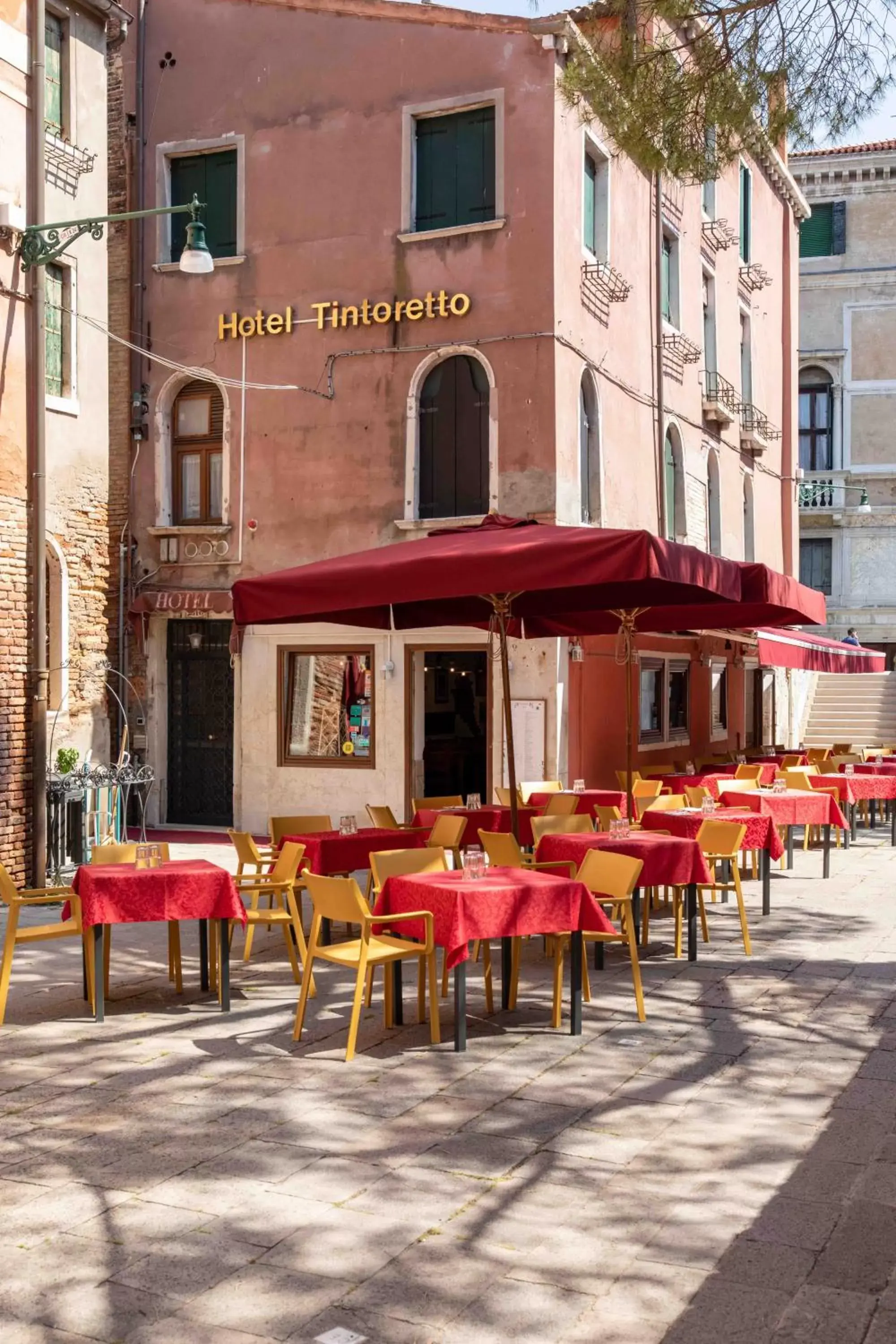 Neighbourhood, Restaurant/Places to Eat in Hotel Tintoretto