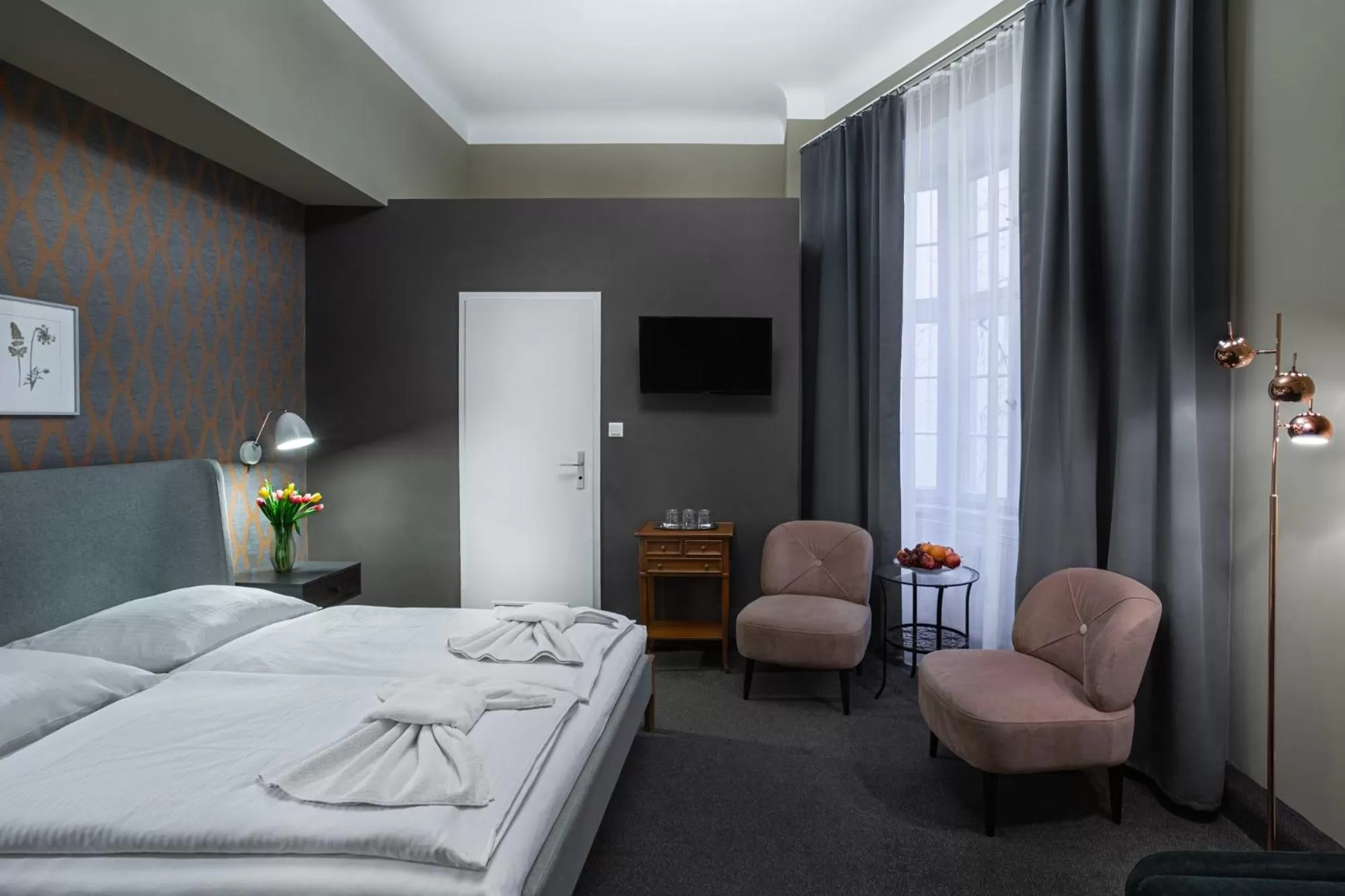 Photo of the whole room, Bed in Hotel BELLEVUE am Kurfürstendamm