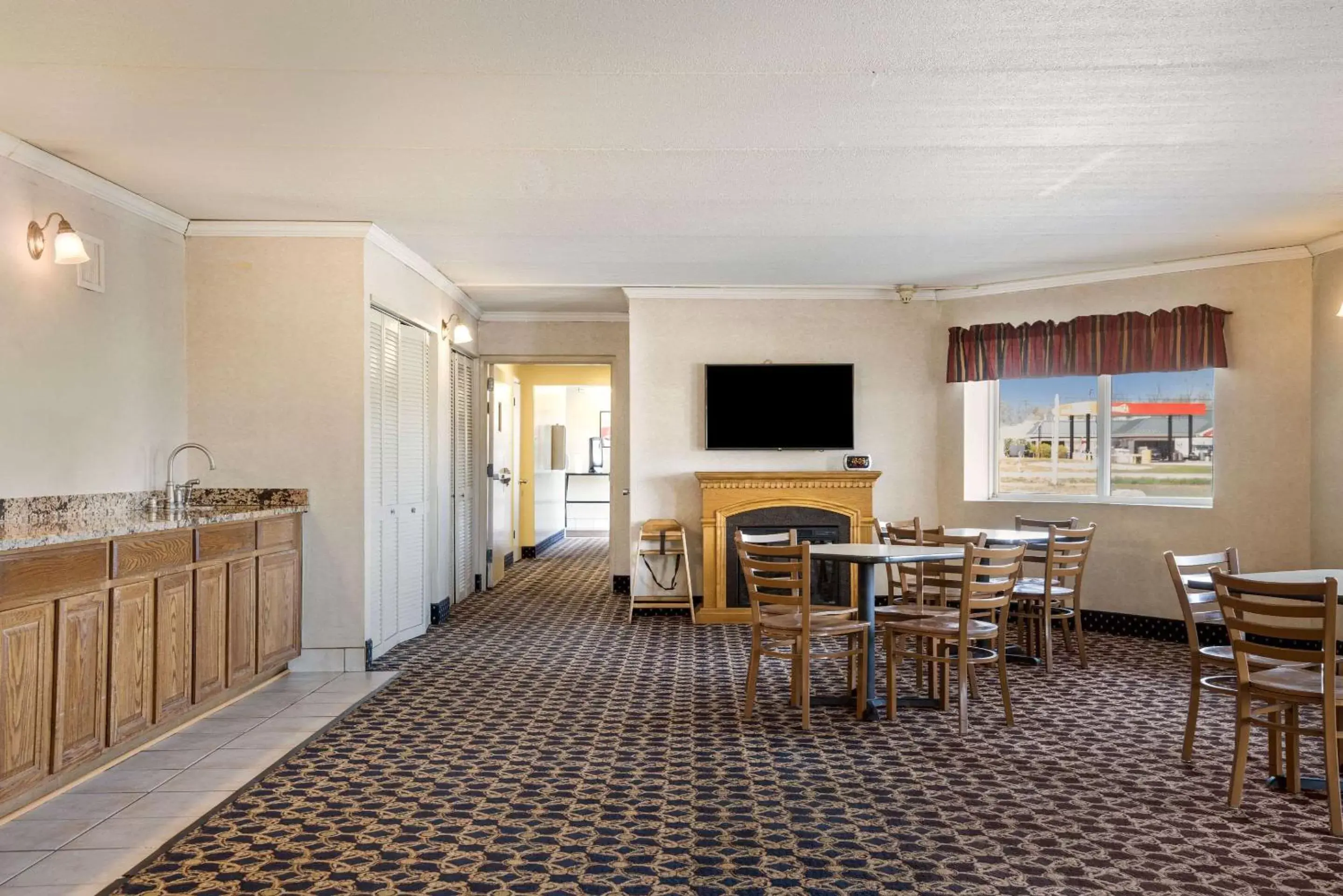 Lobby or reception, Restaurant/Places to Eat in Econo Lodge Darien Lakes