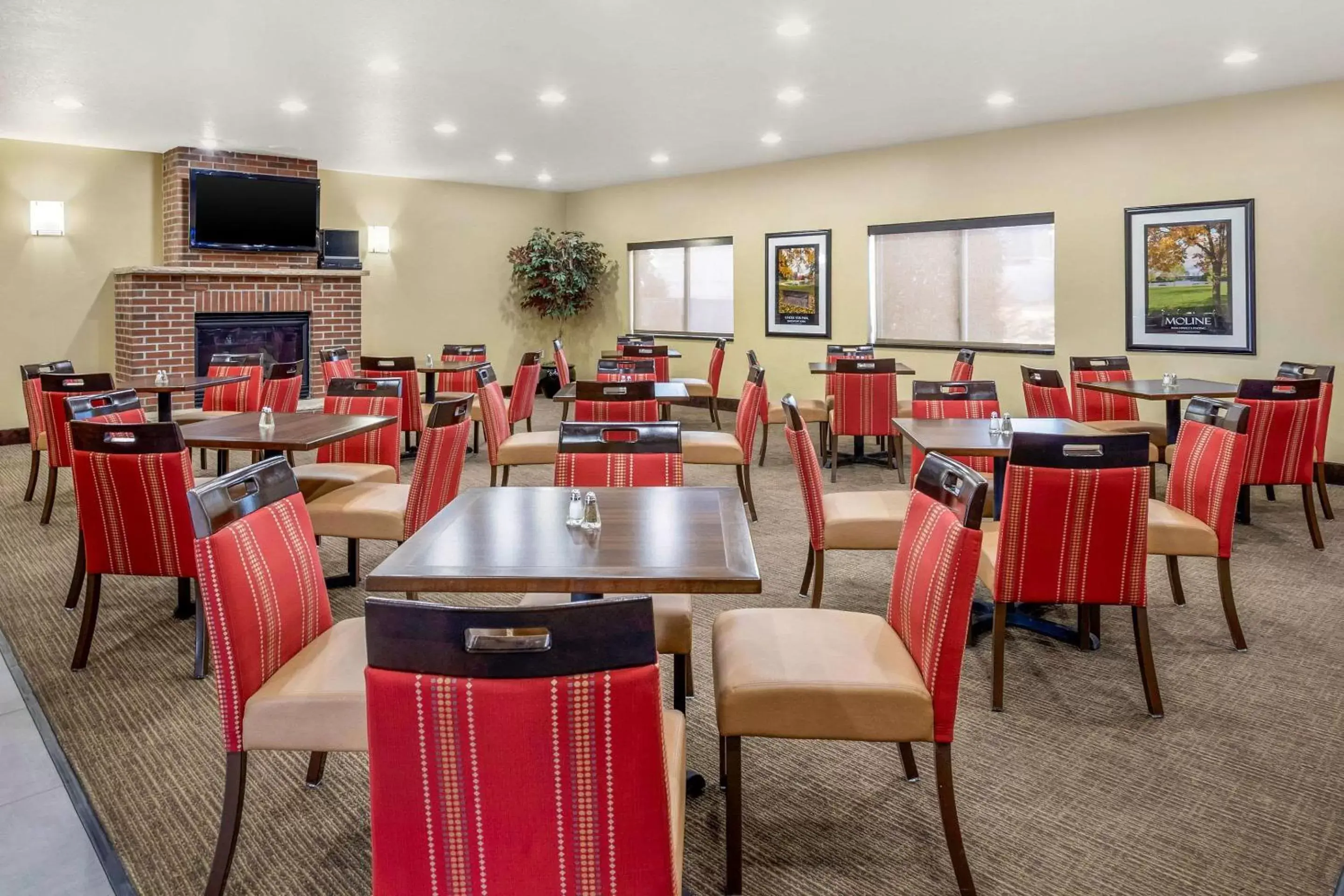 Restaurant/Places to Eat in Comfort Inn & Suites Davenport - Quad Cities