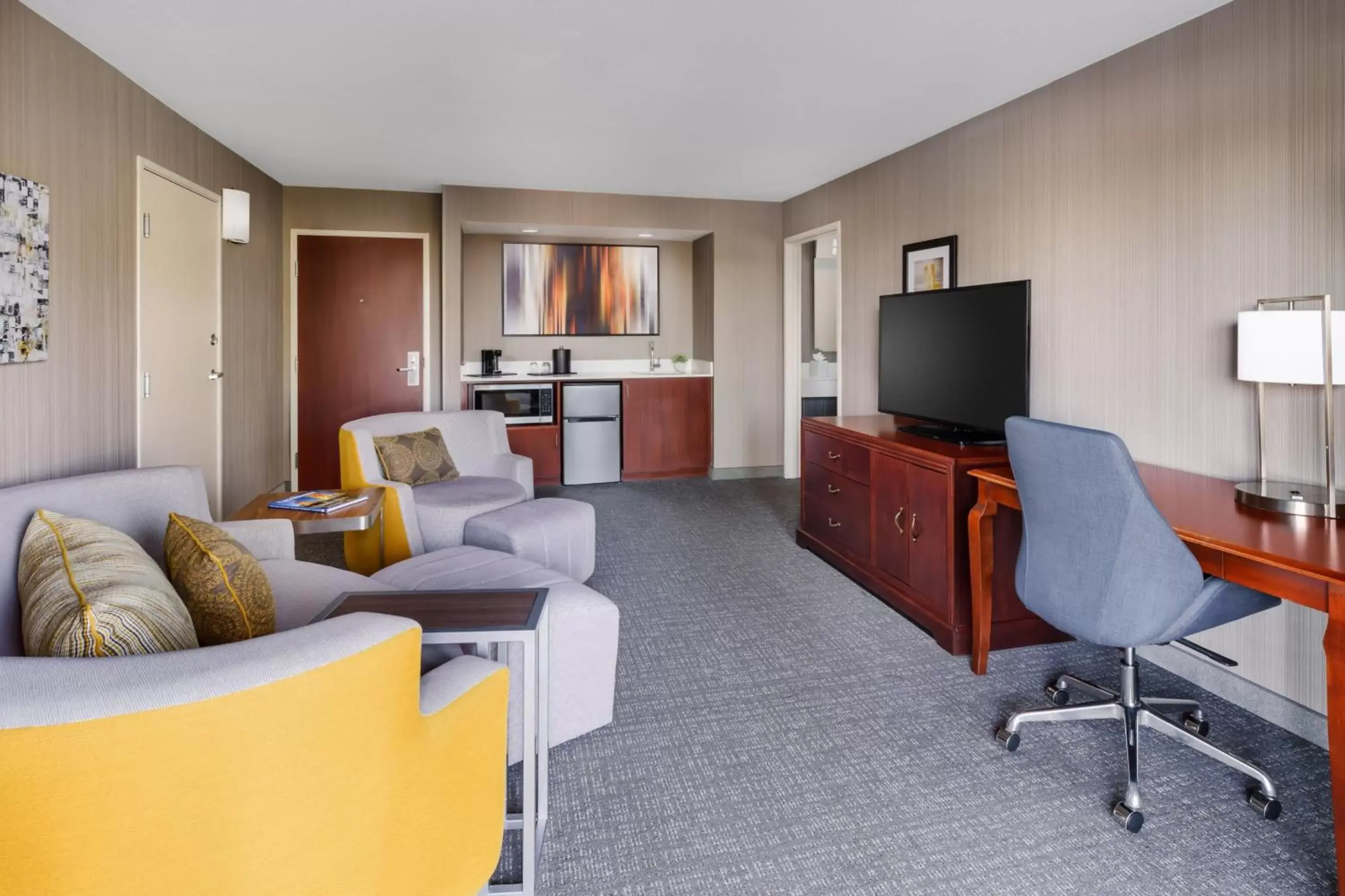 Bedroom, TV/Entertainment Center in Courtyard by Marriott Roseville Galleria Mall/Creekside Ridge Drive