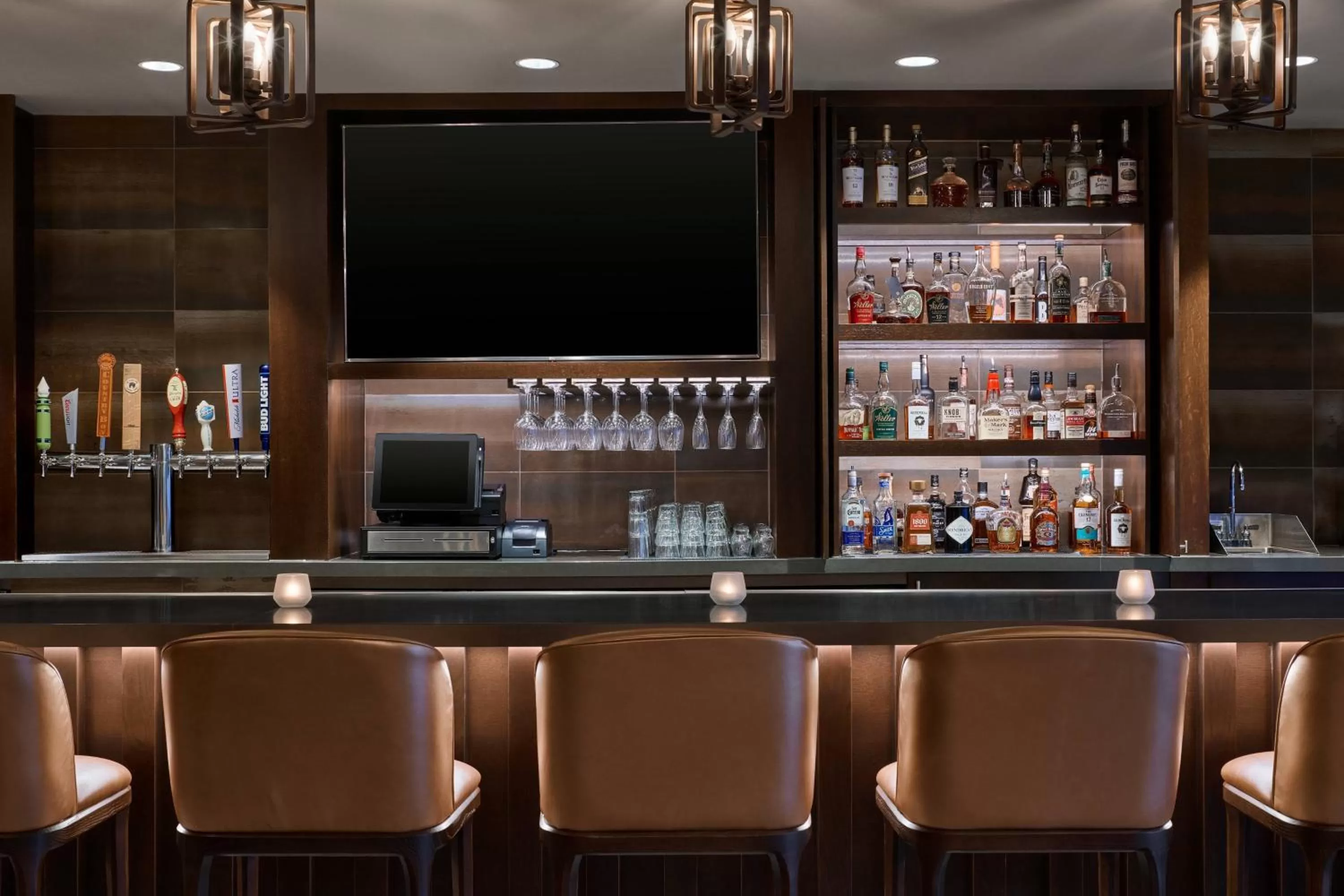 Lounge or bar in Delta Hotels by Marriott Ashland Downtown