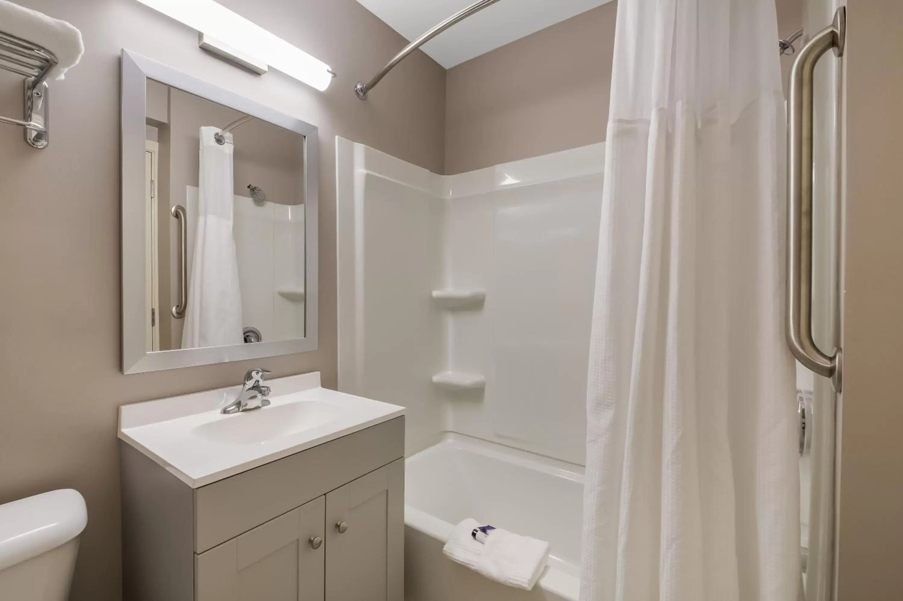 Shower, Bathroom in Americas Best Value Inn Farmington