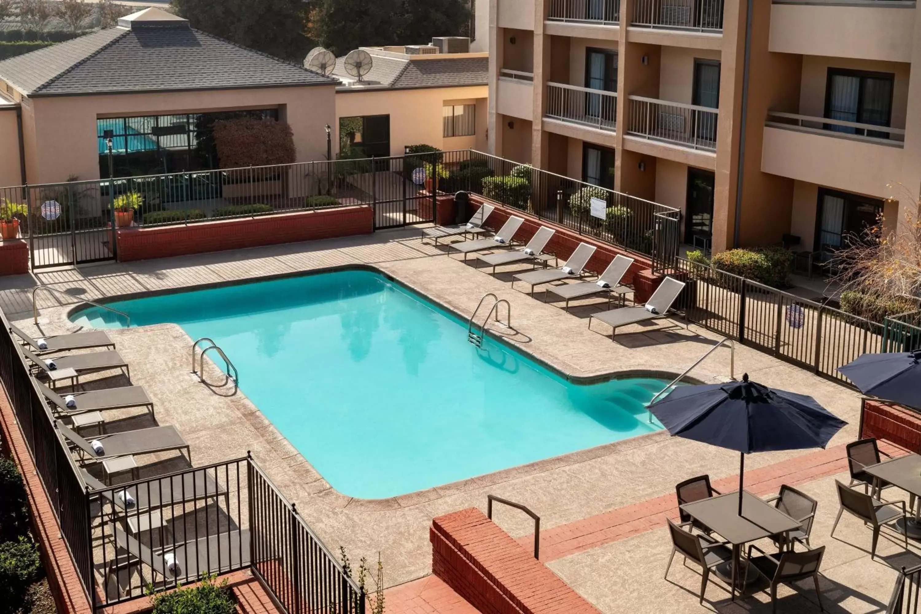 Swimming pool, Pool View in Courtyard by Marriott Bakersfield