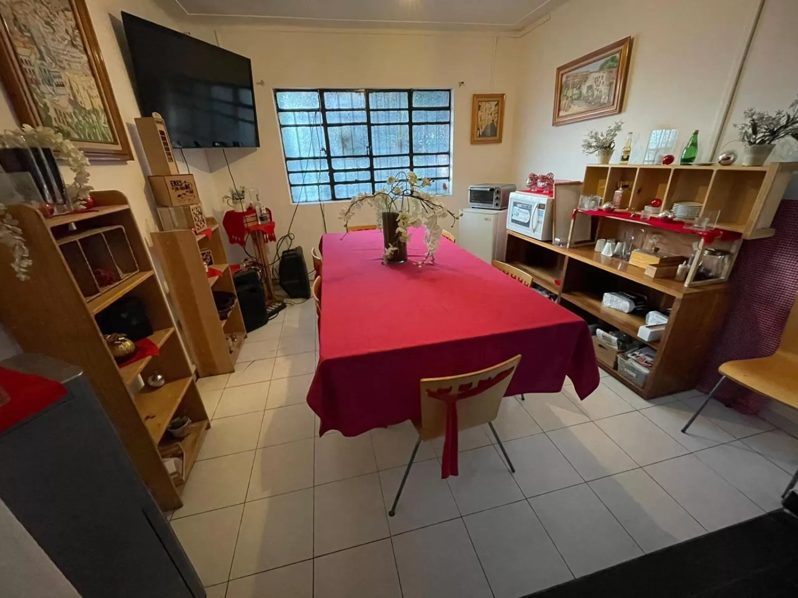 Communal lounge/ TV room in Hostal Roma Condesa