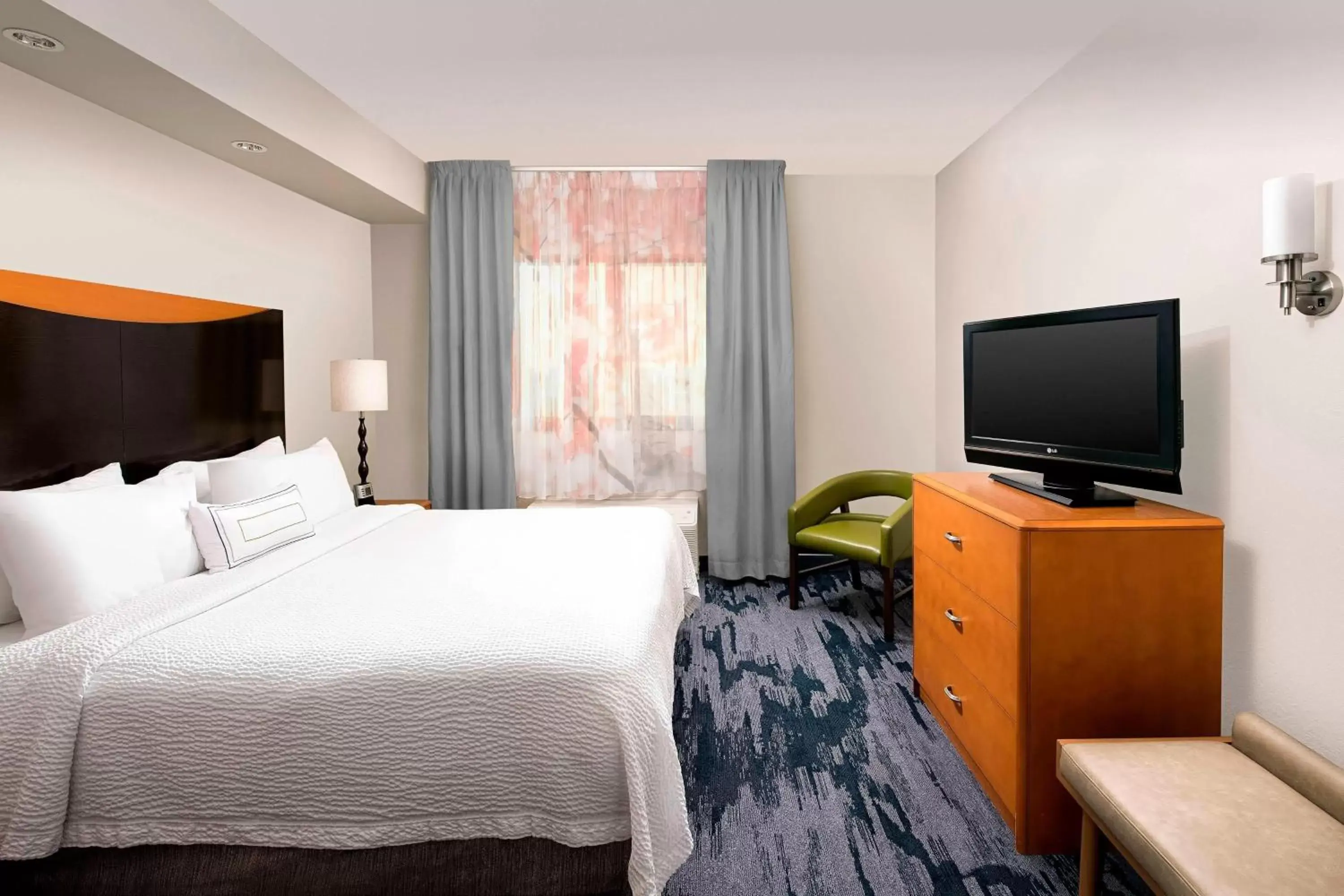 Bedroom, TV/Entertainment Center in Fairfield Inn & Suites by Marriott Miami Airport South