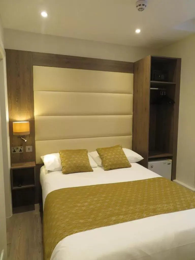 Bedroom, Bed in Glendale Hyde Park Hotel