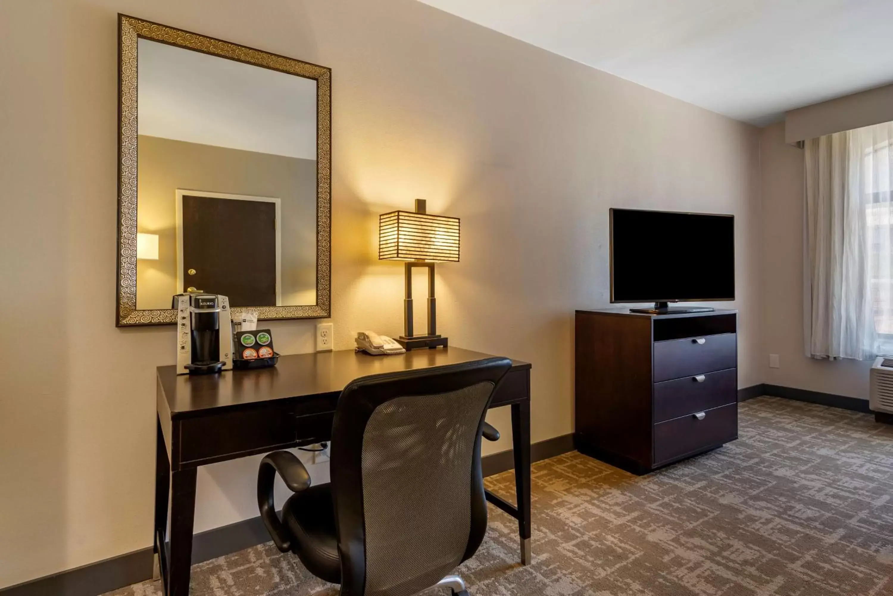 Bedroom, TV/Entertainment Center in Best Western Plus Dalton Inn