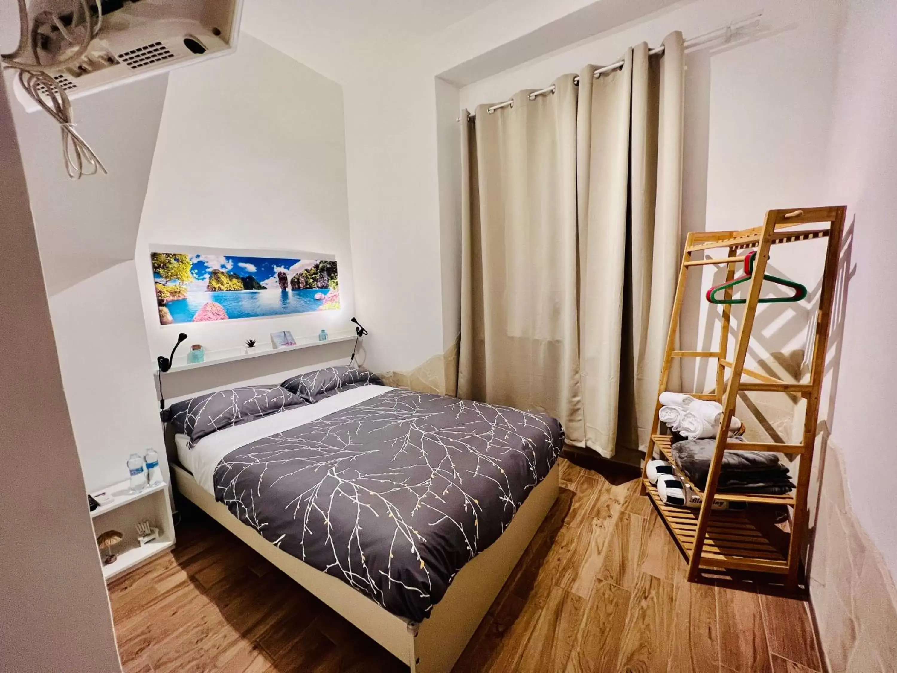 Bedroom, Bed in Il Mondo