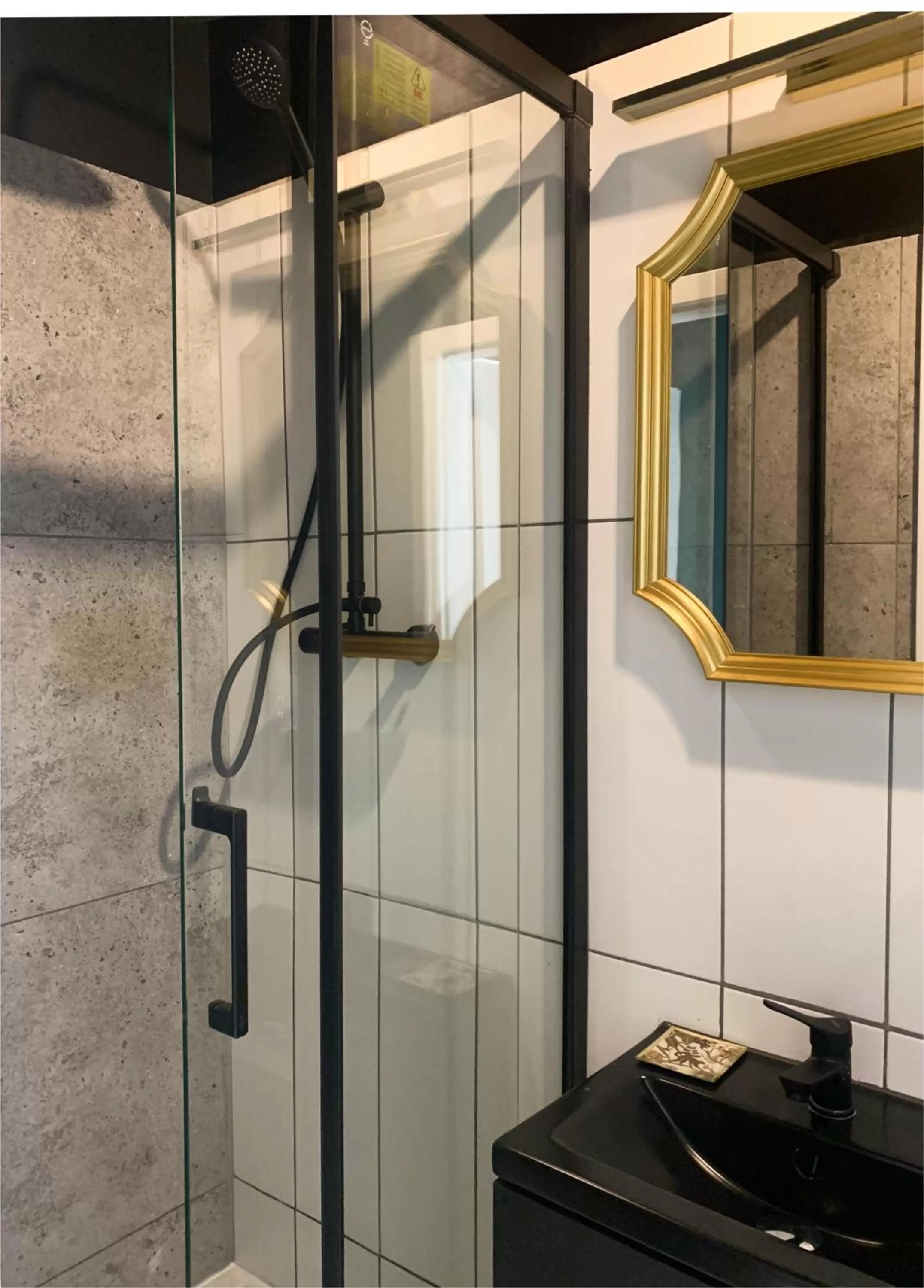 Shower in Apartamenty Piotrkowska 28 by Good Time