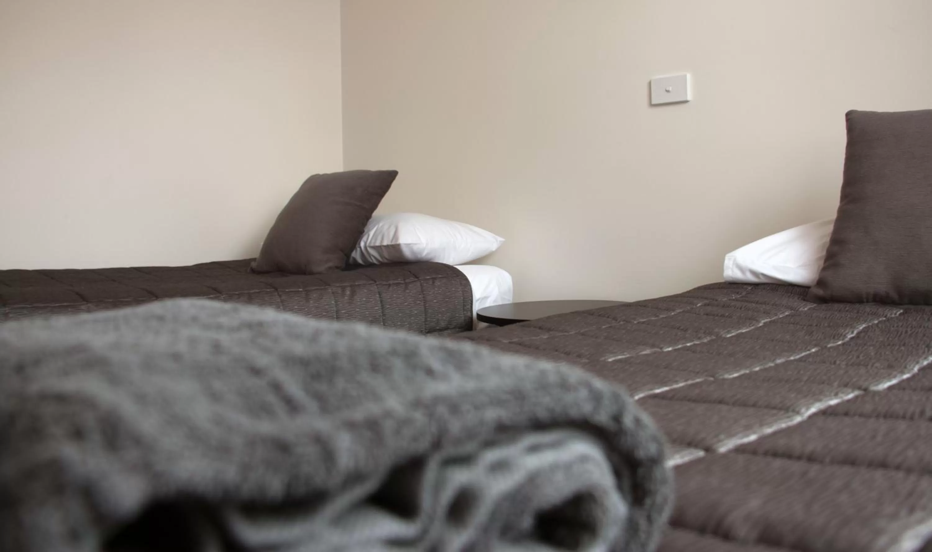 Bedroom, Bed in Highway Inn Motel