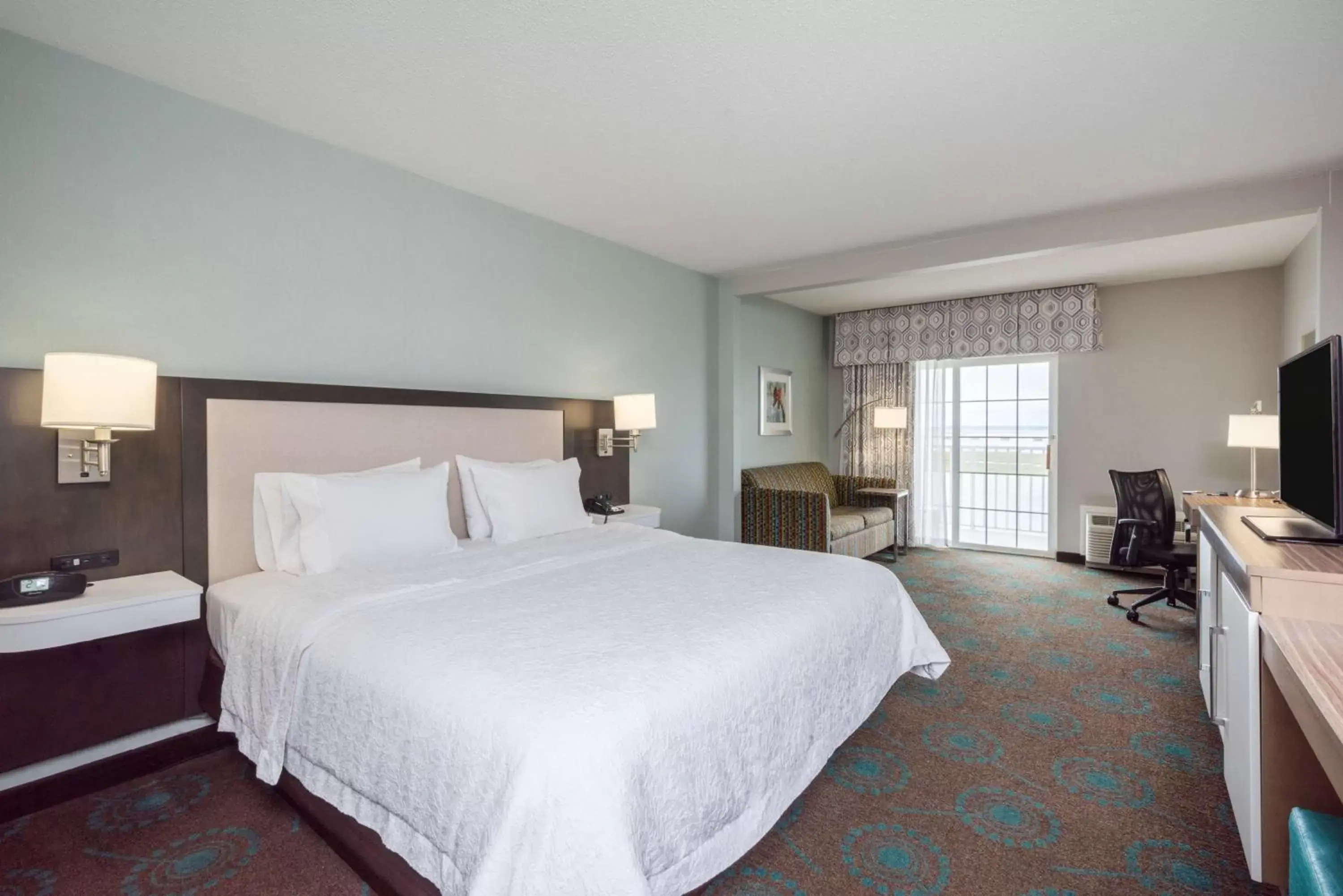 Bed in Hampton Inn & Suites Chincoteague-Waterfront, Va