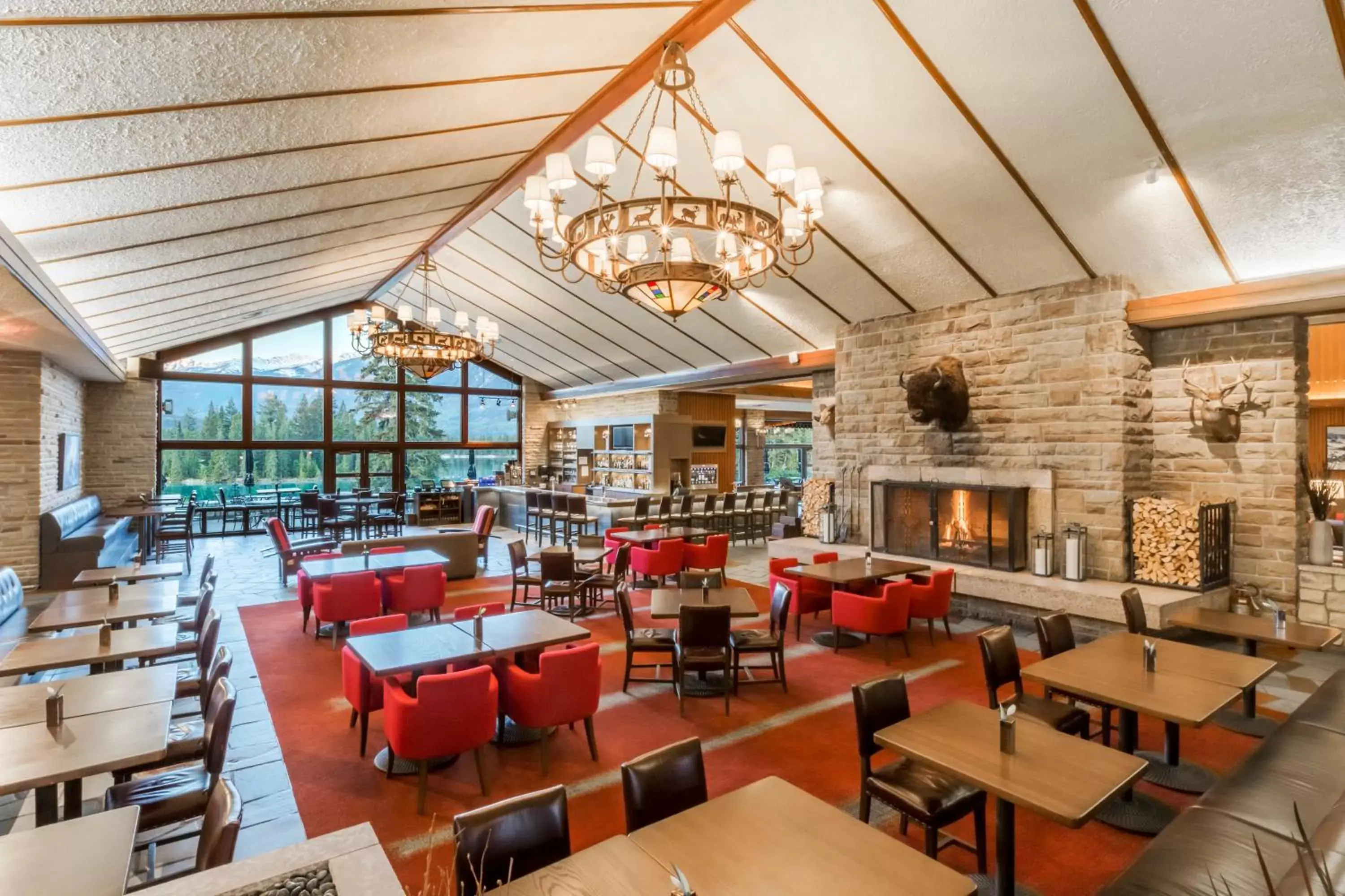 Lounge or bar, Restaurant/Places to Eat in Fairmont Jasper Park Lodge