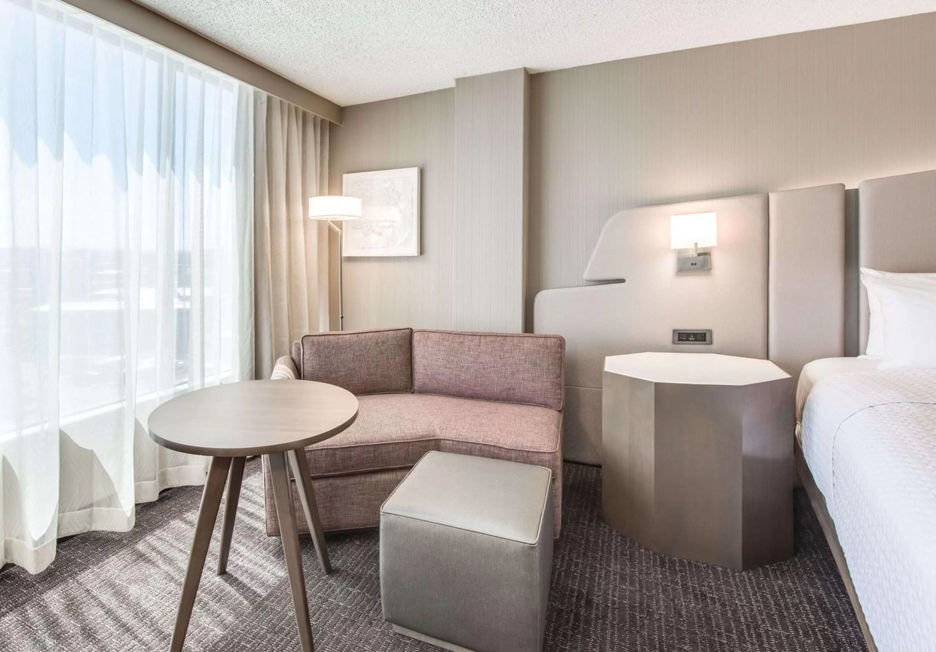 Photo of the whole room, Bed in Sonesta Denver Downtown