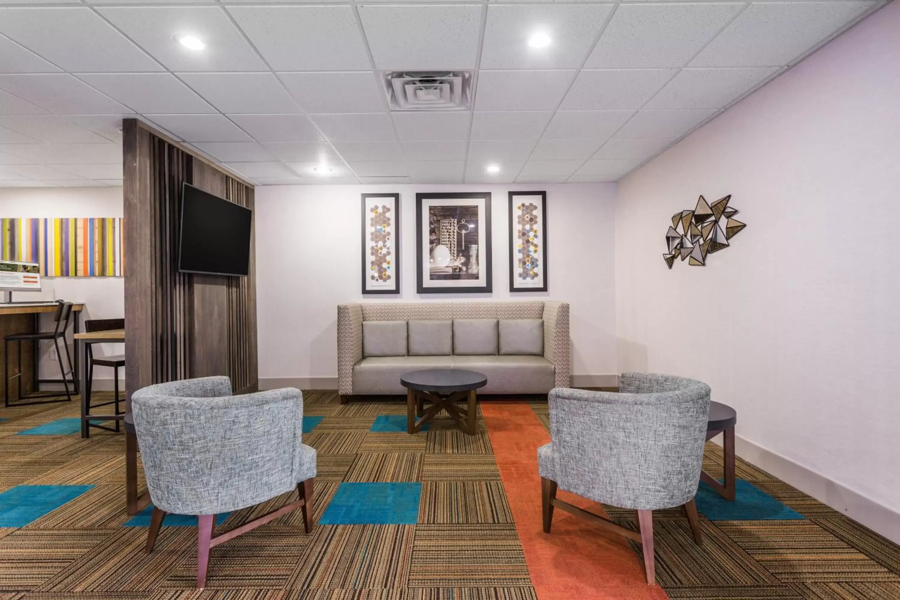 Property building, Seating Area in Holiday Inn Express Hotel and Suites Petersburg - Fort Lee, an IHG Hotel