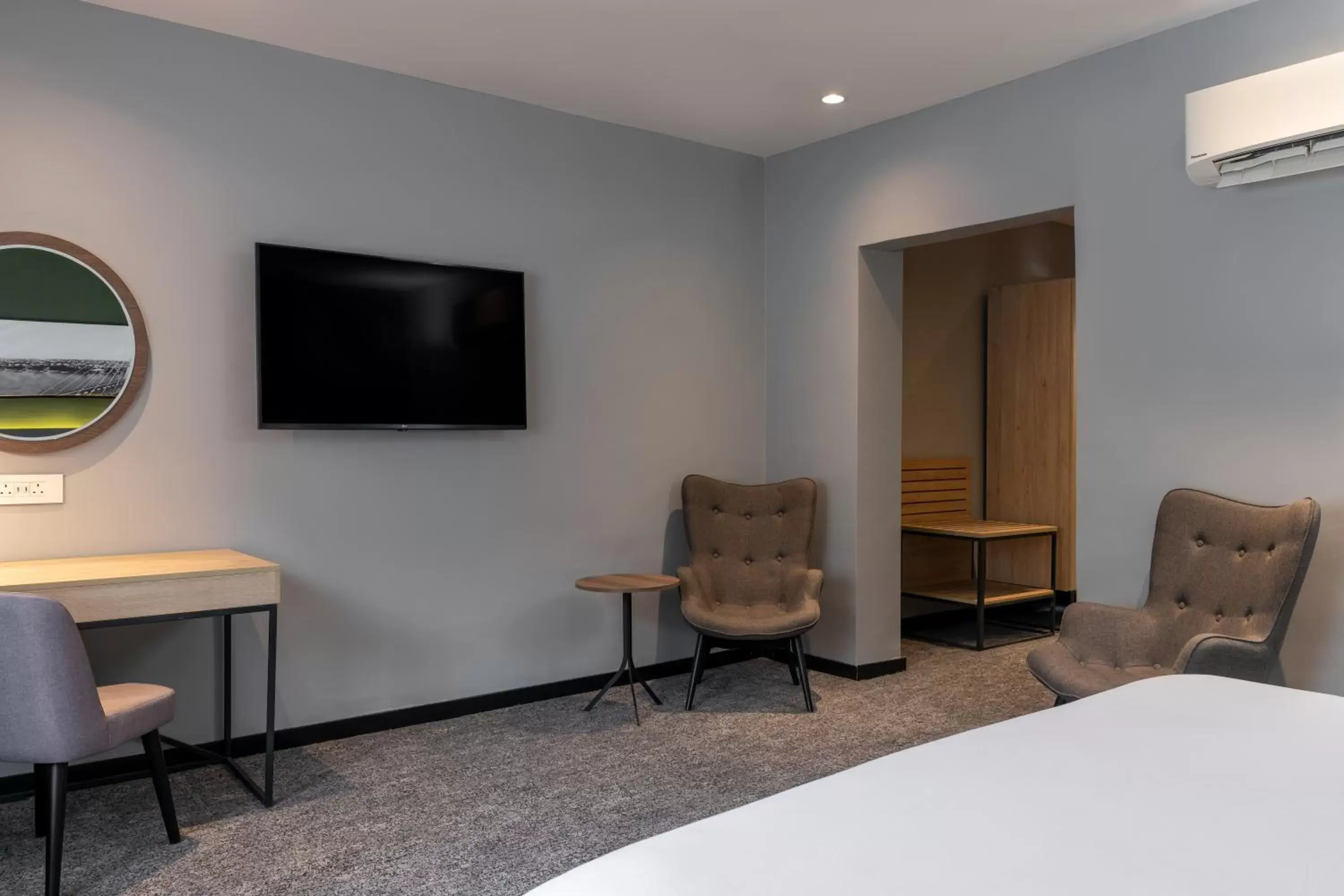 Bed, TV/Entertainment Center in Park Inn by Radisson, Lagos Victoria Island