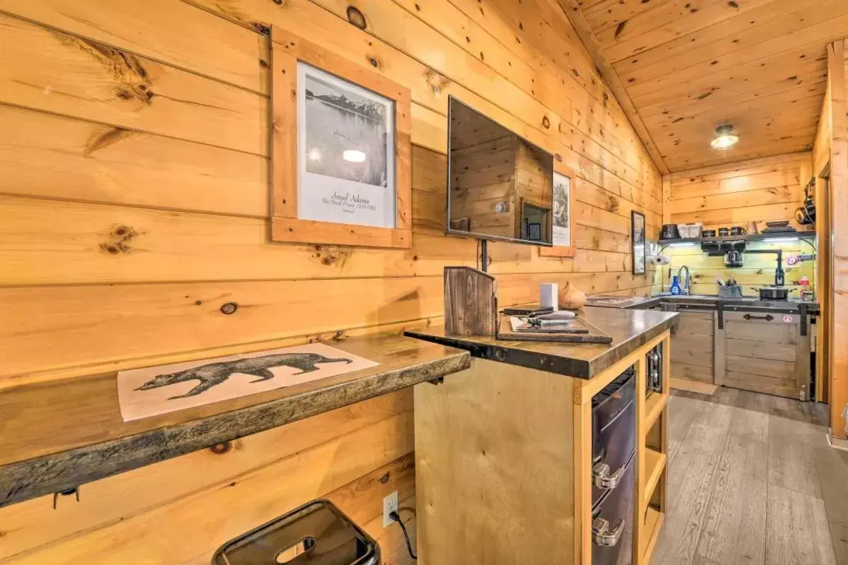 Kitchen/Kitchenette in The Lodge Nantahala River