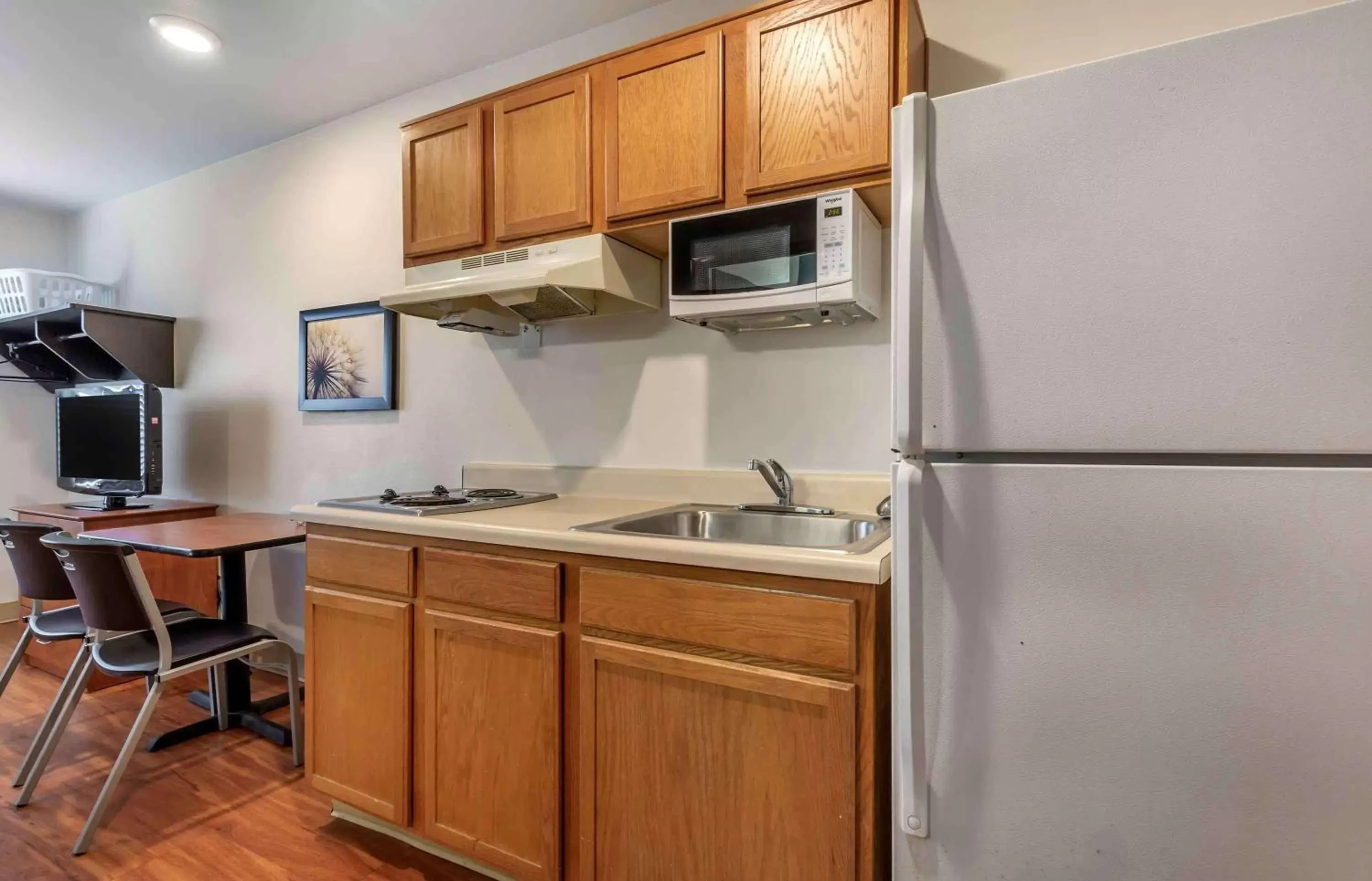 Bedroom, Kitchen/Kitchenette in Extended Stay America Select Suites - Gainesville