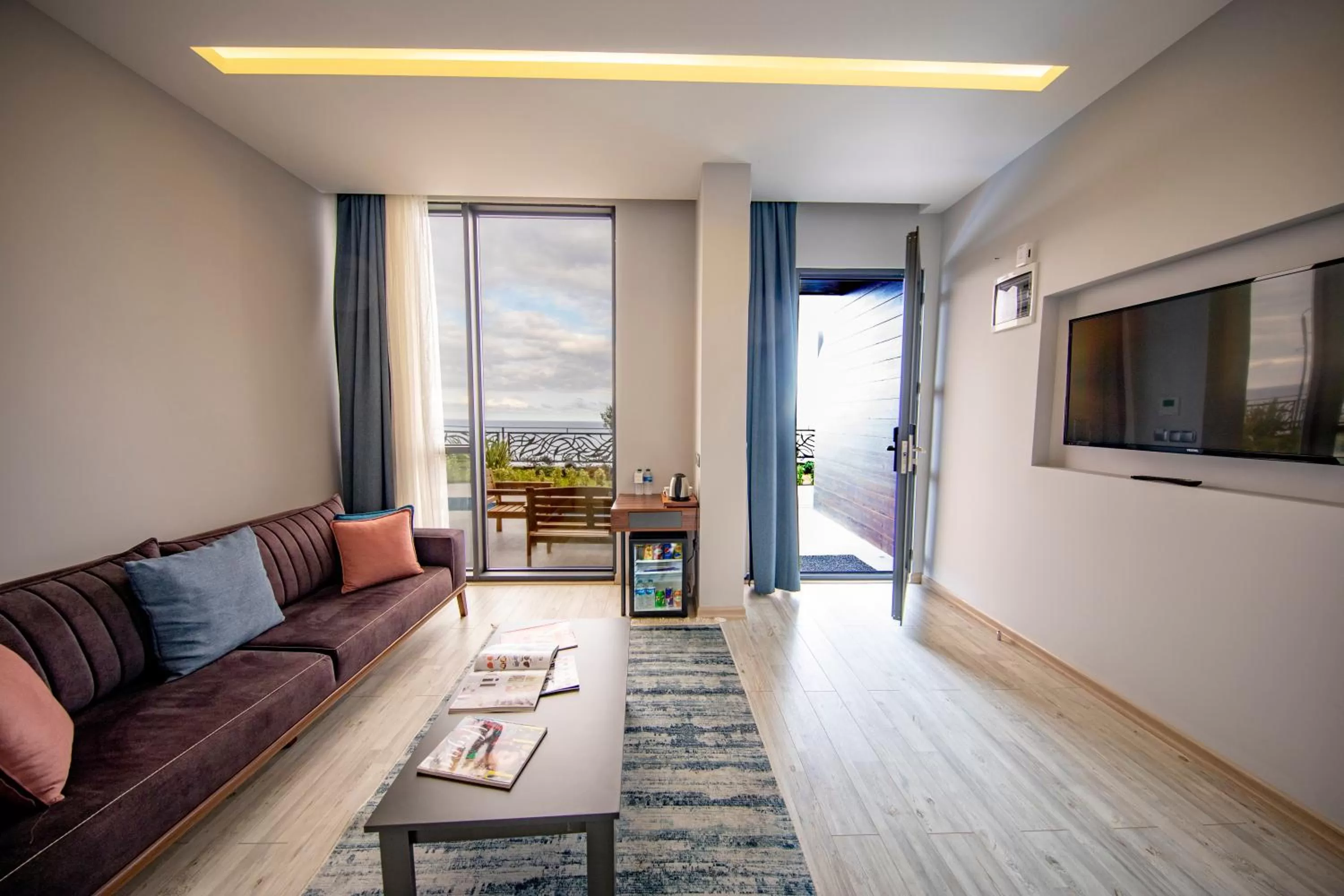 Communal lounge/ TV room in Peerless Villas Hotel