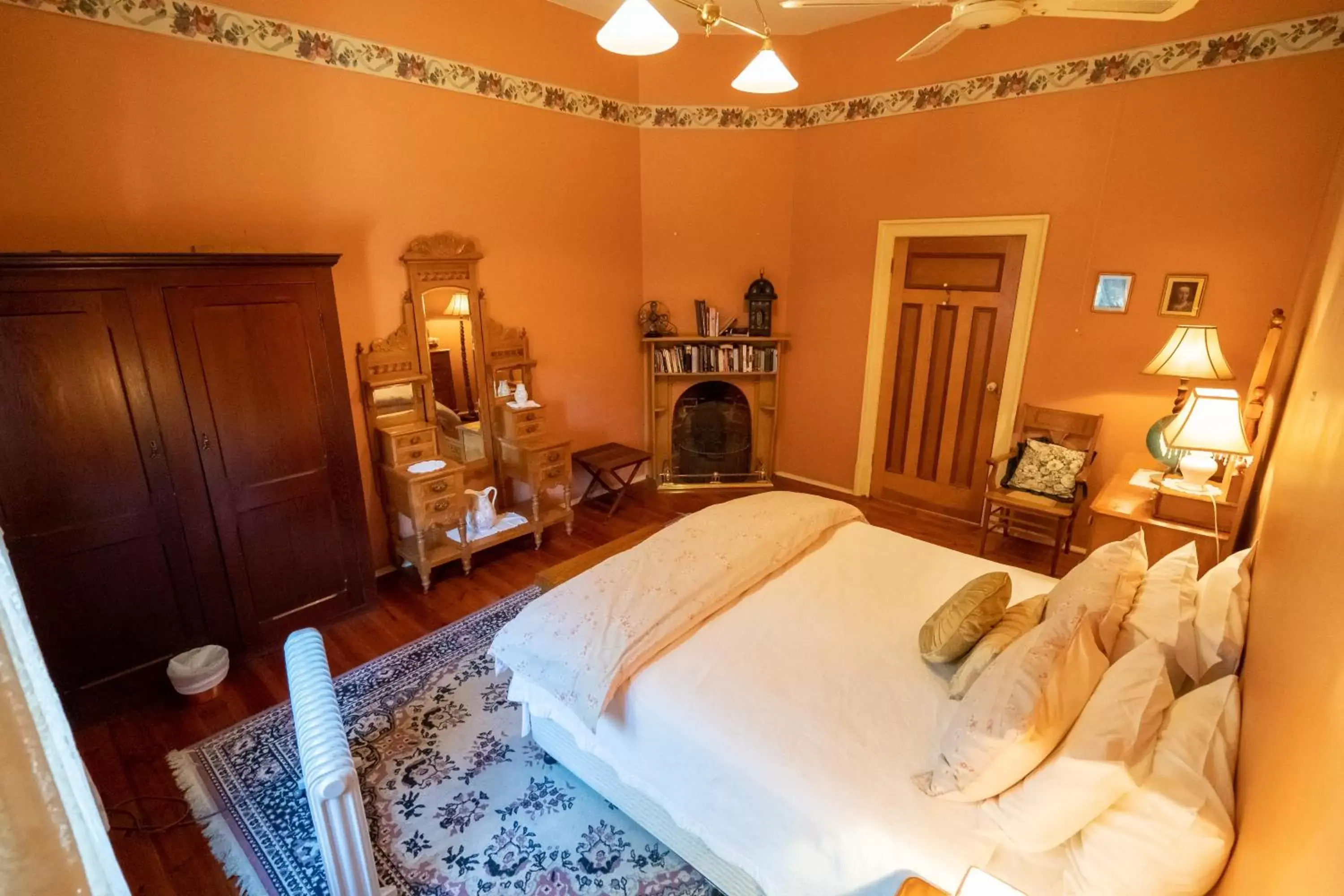 Bedroom, Bed in Buxton Manor