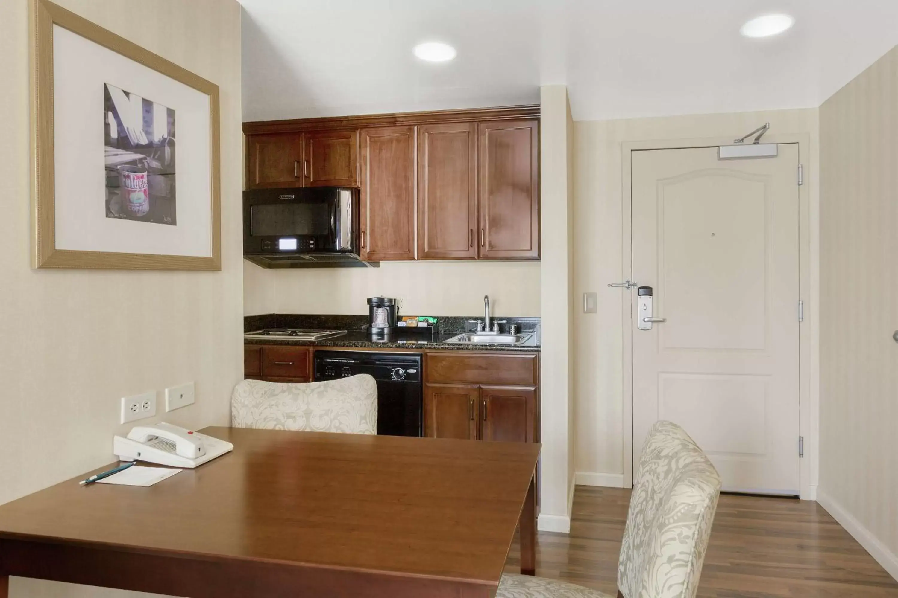 Bedroom, Kitchen/Kitchenette in Homewood Suites by Hilton Sacramento Airport-Natomas