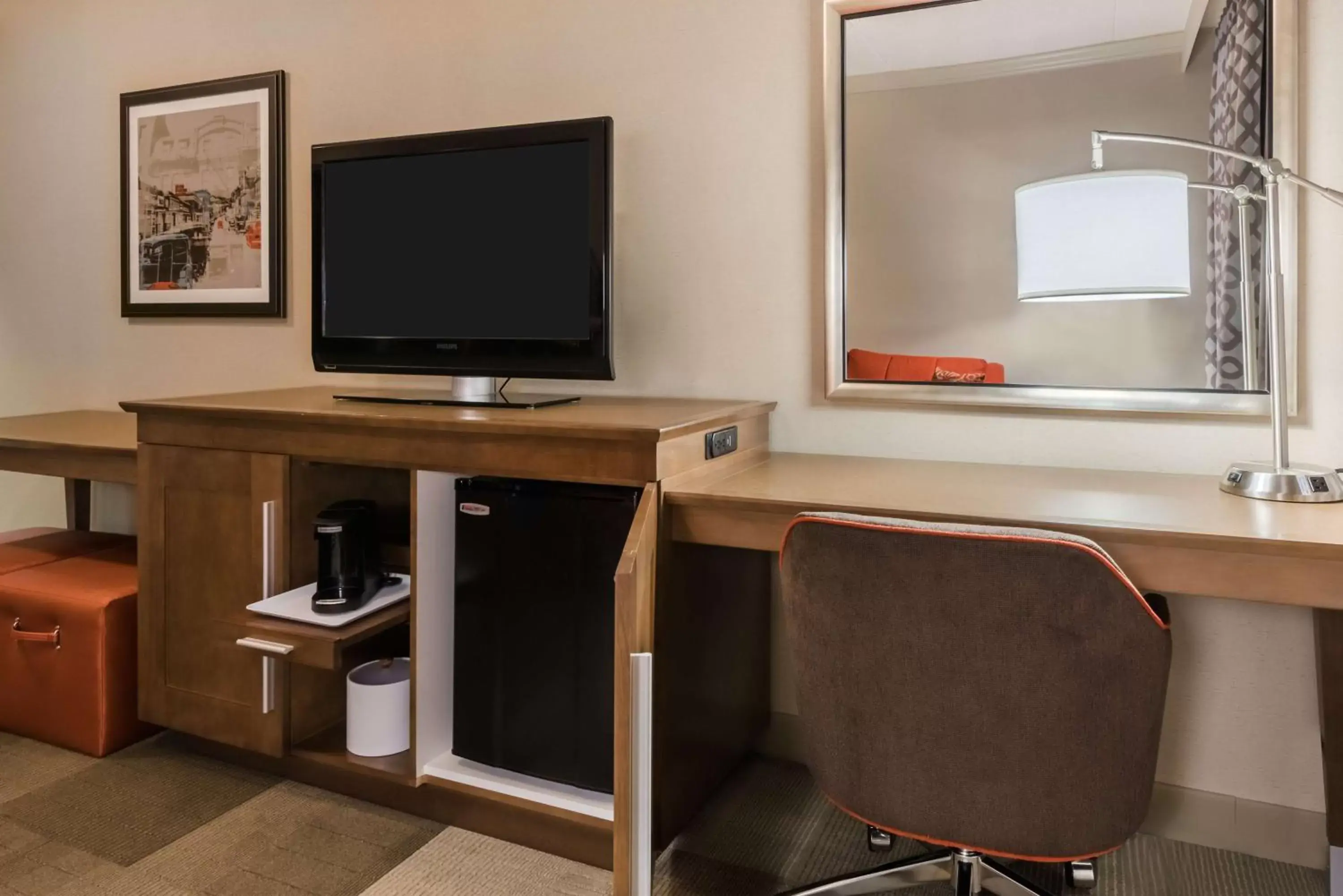 Bed, TV/Entertainment Center in Hampton Inn Coventry-Warwick Area